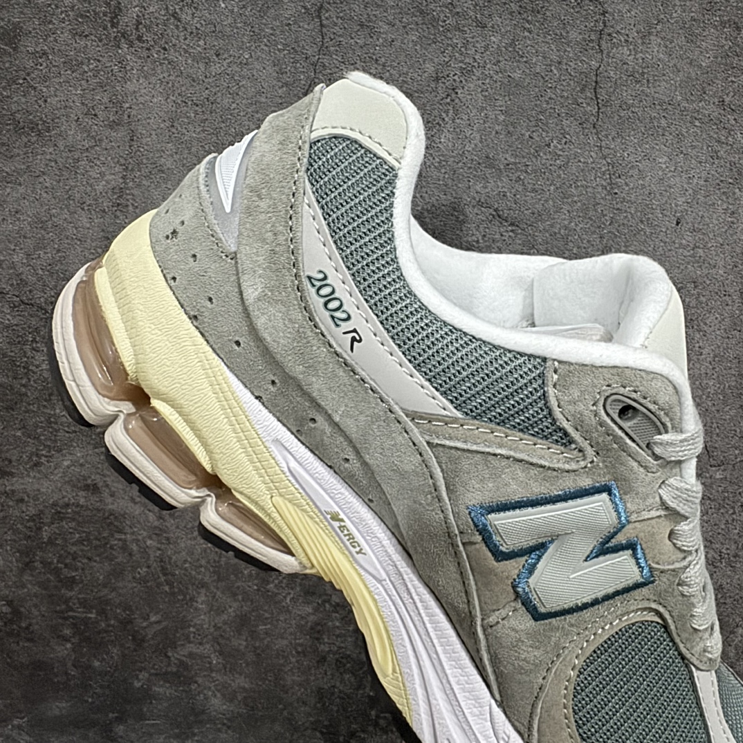 图片[7]-【小PF纯原】New Balance 2002R NB2002 男女休闲慢跑鞋 M2002RNAnn原pf纯原工厂出品n保留原有的版型 清洁度和品质n材料有微调整 价格更具性价比n日韩出口特供订单配套商长期套现长期补货 全新货品正常出厂触屏不到的单价 超级跑量款全套原楦原纸板原厂数据开发 进口三明治网面原装进口翻毛皮料正确绒感卡色 正确中底拉帮中底网布细节 采用轻质牛剖革拼接透气网眼衬垫织物鞋面材质 T-Beam大底提供足步弓支撑 保持步态稳定 后跟搭载外露缓震胶 鞋身整体以各种深浅不一的灰色覆盖 鞋头以淡蓝色调装饰 网眼衬垫通过不规律的色块实现做旧的美感 泛黄的鞋底更是进一步增添了复古气息  尺码：36 37 37.5 38 38.5 39.5 40 40.5 41.5 42 42.5 43 44 44.5 45 编码：NM240260-鞋库