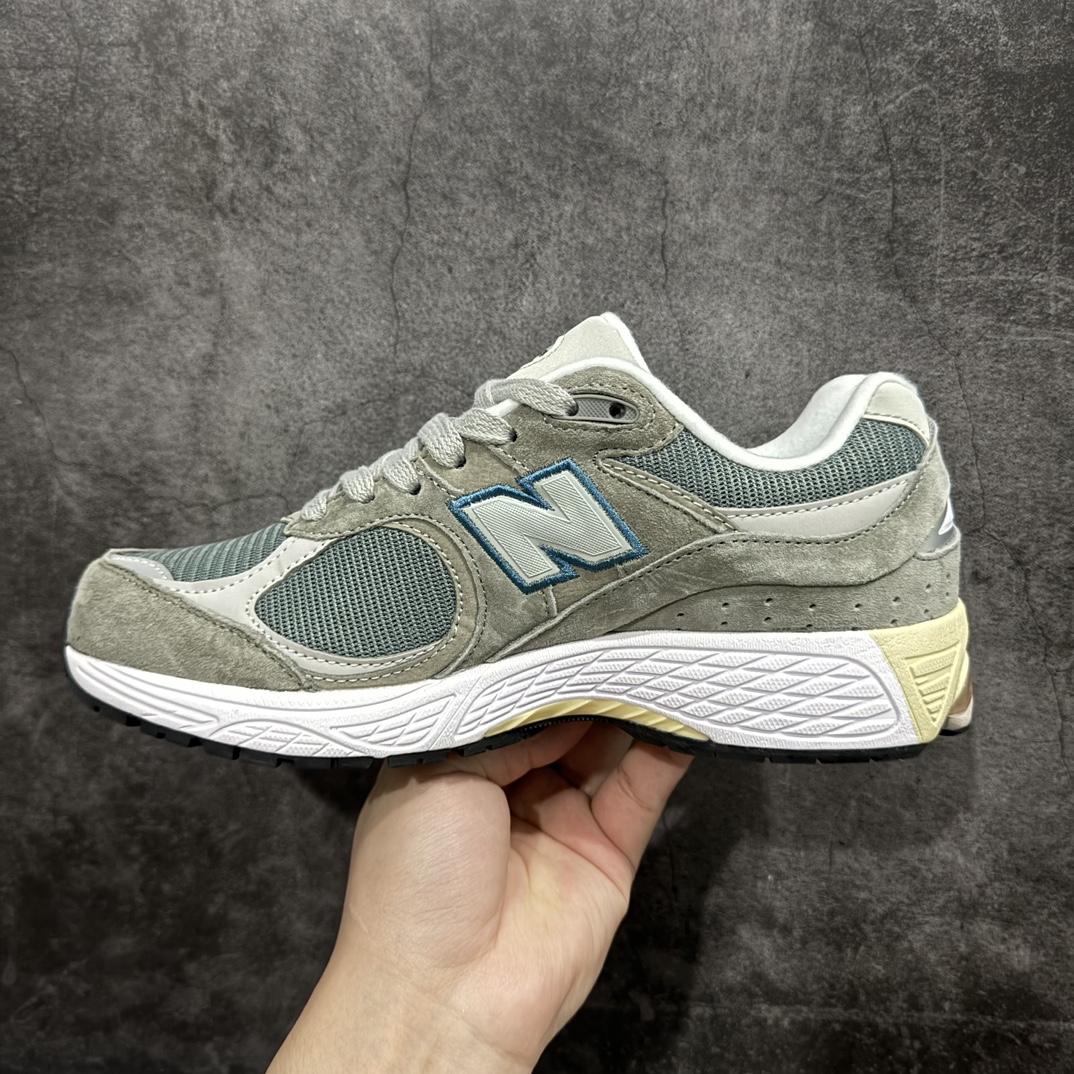 图片[2]-【小PF纯原】New Balance 2002R NB2002 男女休闲慢跑鞋 M2002RNAnn原pf纯原工厂出品n保留原有的版型 清洁度和品质n材料有微调整 价格更具性价比n日韩出口特供订单配套商长期套现长期补货 全新货品正常出厂触屏不到的单价 超级跑量款全套原楦原纸板原厂数据开发 进口三明治网面原装进口翻毛皮料正确绒感卡色 正确中底拉帮中底网布细节 采用轻质牛剖革拼接透气网眼衬垫织物鞋面材质 T-Beam大底提供足步弓支撑 保持步态稳定 后跟搭载外露缓震胶 鞋身整体以各种深浅不一的灰色覆盖 鞋头以淡蓝色调装饰 网眼衬垫通过不规律的色块实现做旧的美感 泛黄的鞋底更是进一步增添了复古气息  尺码：36 37 37.5 38 38.5 39.5 40 40.5 41.5 42 42.5 43 44 44.5 45 编码：NM240260-鞋库