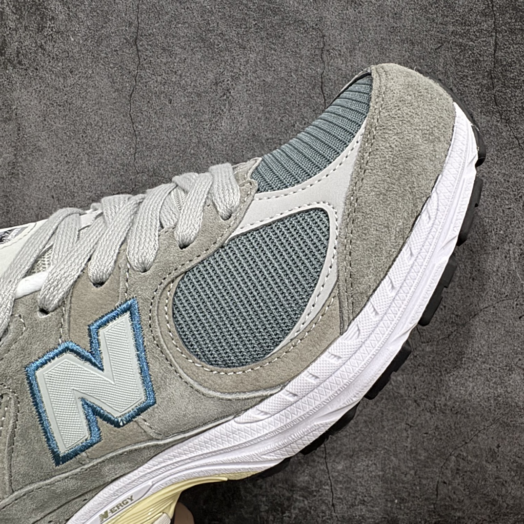 图片[6]-【小PF纯原】New Balance 2002R NB2002 男女休闲慢跑鞋 M2002RNAnn原pf纯原工厂出品n保留原有的版型 清洁度和品质n材料有微调整 价格更具性价比n日韩出口特供订单配套商长期套现长期补货 全新货品正常出厂触屏不到的单价 超级跑量款全套原楦原纸板原厂数据开发 进口三明治网面原装进口翻毛皮料正确绒感卡色 正确中底拉帮中底网布细节 采用轻质牛剖革拼接透气网眼衬垫织物鞋面材质 T-Beam大底提供足步弓支撑 保持步态稳定 后跟搭载外露缓震胶 鞋身整体以各种深浅不一的灰色覆盖 鞋头以淡蓝色调装饰 网眼衬垫通过不规律的色块实现做旧的美感 泛黄的鞋底更是进一步增添了复古气息  尺码：36 37 37.5 38 38.5 39.5 40 40.5 41.5 42 42.5 43 44 44.5 45 编码：NM240260-鞋库