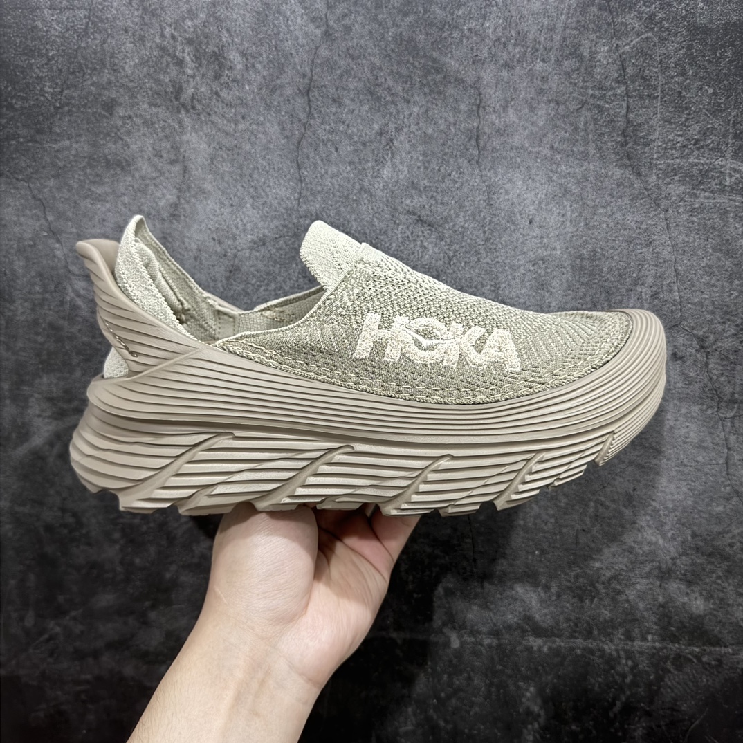 【纯原版】HOKA ONE ONE Restore TC 一脚蹬徒步舒适缓震运动鞋nn 继承了 HOKA ONE ONE®标志性的缓冲中底，兼具轻盈脚感和出众缓震。NEWOK本期为大家准备了两款各具特色HOKA ONE ONE Restore TC 鞋款，希望能为你的夏日穿搭提供更多灵感。鞋款鞋面采用弹性布料，鞋面透气舒适，日常穿搭舒适不磨脚。鞋款以弹性松紧织带取代传统鞋带设计，省事又省心，“一脚蹬”简直是最具懒人属性的球鞋，低调朴素又不失质感。重量不到百克，依旧是外形“笨拙”实则是轻巧、舒适与安全兼备的品牌固有打法。搭配上，无论是夏日短裤造型，还是搭配你的长袜，Restore TC 能够满足你的多种穿搭。舒适程度堪比众多大牌“老头乐”，鞋底的厚厚的泡沫鞋垫让你深陷其中！nSIZE：36 36.5 37.5 38 38.5 39 40 40.5 41 42 42.5 43 44 44.5 45 编码：NM270290-鞋库