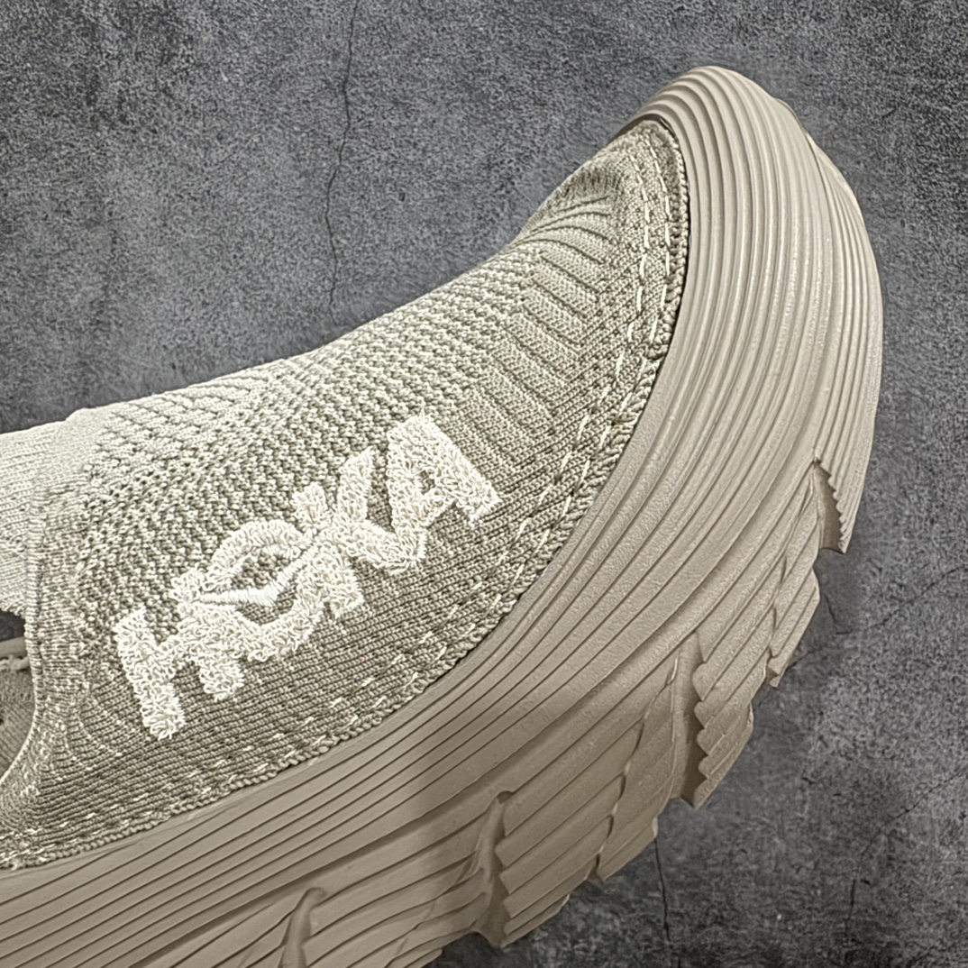 图片[6]-【纯原版】HOKA ONE ONE Restore TC 一脚蹬徒步舒适缓震运动鞋nn 继承了 HOKA ONE ONE®标志性的缓冲中底，兼具轻盈脚感和出众缓震。NEWOK本期为大家准备了两款各具特色HOKA ONE ONE Restore TC 鞋款，希望能为你的夏日穿搭提供更多灵感。鞋款鞋面采用弹性布料，鞋面透气舒适，日常穿搭舒适不磨脚。鞋款以弹性松紧织带取代传统鞋带设计，省事又省心，“一脚蹬”简直是最具懒人属性的球鞋，低调朴素又不失质感。重量不到百克，依旧是外形“笨拙”实则是轻巧、舒适与安全兼备的品牌固有打法。搭配上，无论是夏日短裤造型，还是搭配你的长袜，Restore TC 能够满足你的多种穿搭。舒适程度堪比众多大牌“老头乐”，鞋底的厚厚的泡沫鞋垫让你深陷其中！nSIZE：36 36.5 37.5 38 38.5 39 40 40.5 41 42 42.5 43 44 44.5 45 编码：NM270290-鞋库