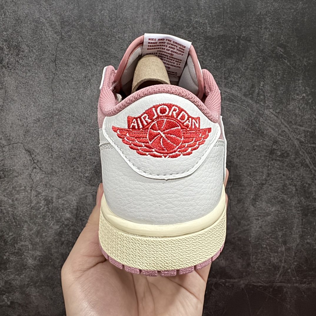 图片[4]-【KZ神版】Travis Scott x Air Jordan AJ1 Low OG SP TS联名9.0 白粉倒钩低帮 DM7866-600n毫无疑问市场中端王者全套原纸板楦头开发 确保原汁原味完美呈现倒钩版型 原档案转印油墨一体东莞原厂磨具大底独家尺码35.5 48.5 一码一磨具拒绝假半码 此版本只针对中端市场 皮料材质有所更替 其他数据细节工艺流程均保持一致 绝不口嗨 细节品控鞋型随意秒杀市面3XX 4XX 原盒原配 外盒透明胶套 内侧字体 工整带凹凸感 原厂拉帮工艺 针距密度一致 后跟弧度收口自然不对折 极致一眼正品既视感 进口玻璃冲刀皮料裁剪零毛边 承诺百分百一致原鞋 全鞋电脑针车工艺 进口港宝加持 后跟自然饱满 全鞋荧光划线卡点 追求极致完美 每一双都是工艺品 多重QC质检 超越公司货的品控标准 实实在在的免检产品SIZE：35.5 36 36.5 37.5 38 38.5 39 40 40.5 41 42 42.5 43 44 44.5 45 46 47.5 48.5 编码：MF270300-鞋库