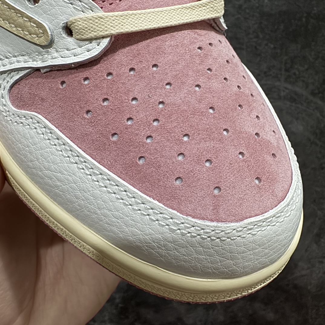 图片[4]-【KZ神版】Travis Scott x Air Jordan AJ1 Low OG SP TS联名9.0 白粉倒钩低帮 DM7866-600n毫无疑问市场中端王者全套原纸板楦头开发 确保原汁原味完美呈现倒钩版型 原档案转印油墨一体东莞原厂磨具大底独家尺码35.5 48.5 一码一磨具拒绝假半码 此版本只针对中端市场 皮料材质有所更替 其他数据细节工艺流程均保持一致 绝不口嗨 细节品控鞋型随意秒杀市面3XX 4XX 原盒原配 外盒透明胶套 内侧字体 工整带凹凸感 原厂拉帮工艺 针距密度一致 后跟弧度收口自然不对折 极致一眼正品既视感 进口玻璃冲刀皮料裁剪零毛边 承诺百分百一致原鞋 全鞋电脑针车工艺 进口港宝加持 后跟自然饱满 全鞋荧光划线卡点 追求极致完美 每一双都是工艺品 多重QC质检 超越公司货的品控标准 实实在在的免检产品SIZE：35.5 36 36.5 37.5 38 38.5 39 40 40.5 41 42 42.5 43 44 44.5 45 46 47.5 48.5 编码：MF270300-鞋库