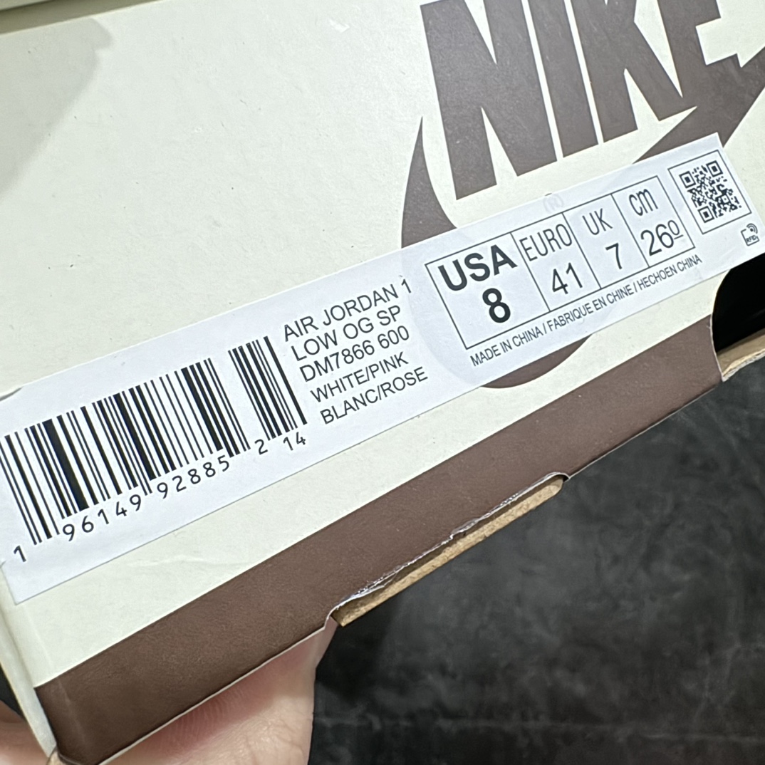 图片[9]-【KZ神版】Travis Scott x Air Jordan AJ1 Low OG SP TS联名9.0 白粉倒钩低帮 DM7866-600n毫无疑问市场中端王者全套原纸板楦头开发 确保原汁原味完美呈现倒钩版型 原档案转印油墨一体东莞原厂磨具大底独家尺码35.5 48.5 一码一磨具拒绝假半码 此版本只针对中端市场 皮料材质有所更替 其他数据细节工艺流程均保持一致 绝不口嗨 细节品控鞋型随意秒杀市面3XX 4XX 原盒原配 外盒透明胶套 内侧字体 工整带凹凸感 原厂拉帮工艺 针距密度一致 后跟弧度收口自然不对折 极致一眼正品既视感 进口玻璃冲刀皮料裁剪零毛边 承诺百分百一致原鞋 全鞋电脑针车工艺 进口港宝加持 后跟自然饱满 全鞋荧光划线卡点 追求极致完美 每一双都是工艺品 多重QC质检 超越公司货的品控标准 实实在在的免检产品SIZE：35.5 36 36.5 37.5 38 38.5 39 40 40.5 41 42 42.5 43 44 44.5 45 46 47.5 48.5 编码：MF270300-鞋库