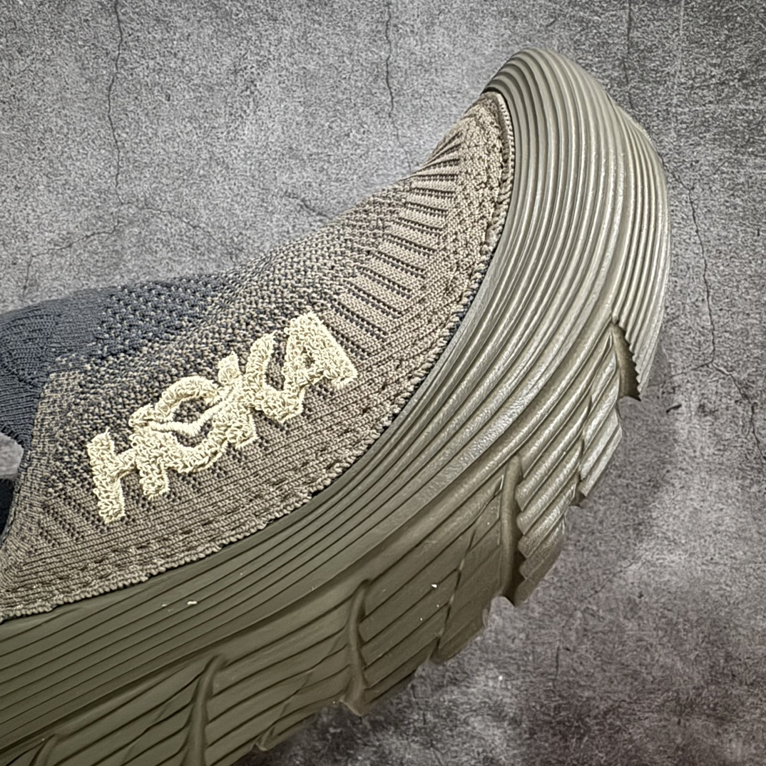 图片[6]-【纯原版】HOKA ONE ONE Restore TC 一脚蹬徒步舒适缓震运动鞋nn 继承了 HOKA ONE ONE®标志性的缓冲中底，兼具轻盈脚感和出众缓震。NEWOK本期为大家准备了两款各具特色HOKA ONE ONE Restore TC 鞋款，希望能为你的夏日穿搭提供更多灵感。鞋款鞋面采用弹性布料，鞋面透气舒适，日常穿搭舒适不磨脚。鞋款以弹性松紧织带取代传统鞋带设计，省事又省心，“一脚蹬”简直是最具懒人属性的球鞋，低调朴素又不失质感。重量不到百克，依旧是外形“笨拙”实则是轻巧、舒适与安全兼备的品牌固有打法。搭配上，无论是夏日短裤造型，还是搭配你的长袜，Restore TC 能够满足你的多种穿搭。舒适程度堪比众多大牌“老头乐”，鞋底的厚厚的泡沫鞋垫让你深陷其中！nSIZE：36 36.5 37.5 38 38.5 39 40 40.5 41 42 42.5 43 44 44.5 45 编码：NM270290-鞋库