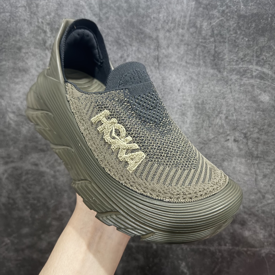 图片[3]-【纯原版】HOKA ONE ONE Restore TC 一脚蹬徒步舒适缓震运动鞋nn 继承了 HOKA ONE ONE®标志性的缓冲中底，兼具轻盈脚感和出众缓震。NEWOK本期为大家准备了两款各具特色HOKA ONE ONE Restore TC 鞋款，希望能为你的夏日穿搭提供更多灵感。鞋款鞋面采用弹性布料，鞋面透气舒适，日常穿搭舒适不磨脚。鞋款以弹性松紧织带取代传统鞋带设计，省事又省心，“一脚蹬”简直是最具懒人属性的球鞋，低调朴素又不失质感。重量不到百克，依旧是外形“笨拙”实则是轻巧、舒适与安全兼备的品牌固有打法。搭配上，无论是夏日短裤造型，还是搭配你的长袜，Restore TC 能够满足你的多种穿搭。舒适程度堪比众多大牌“老头乐”，鞋底的厚厚的泡沫鞋垫让你深陷其中！nSIZE：36 36.5 37.5 38 38.5 39 40 40.5 41 42 42.5 43 44 44.5 45 编码：NM270290-鞋库