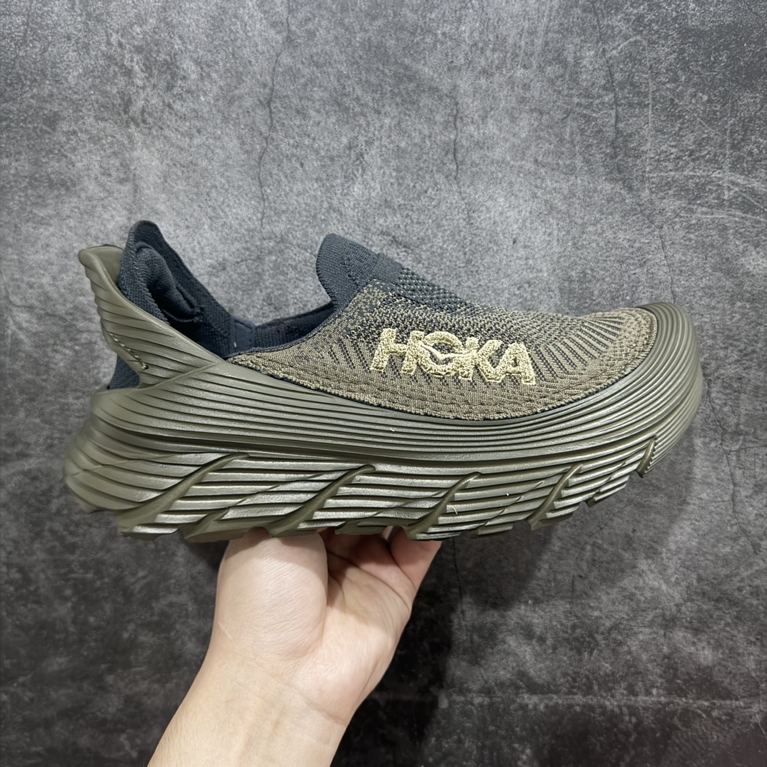 【纯原版】HOKA ONE ONE Restore TC 一脚蹬徒步舒适缓震运动鞋nn 继承了 HOKA ONE ONE®标志性的缓冲中底，兼具轻盈脚感和出众缓震。NEWOK本期为大家准备了两款各具特色HOKA ONE ONE Restore TC 鞋款，希望能为你的夏日穿搭提供更多灵感。鞋款鞋面采用弹性布料，鞋面透气舒适，日常穿搭舒适不磨脚。鞋款以弹性松紧织带取代传统鞋带设计，省事又省心，“一脚蹬”简直是最具懒人属性的球鞋，低调朴素又不失质感。重量不到百克，依旧是外形“笨拙”实则是轻巧、舒适与安全兼备的品牌固有打法。搭配上，无论是夏日短裤造型，还是搭配你的长袜，Restore TC 能够满足你的多种穿搭。舒适程度堪比众多大牌“老头乐”，鞋底的厚厚的泡沫鞋垫让你深陷其中！nSIZE：36 36.5 37.5 38 38.5 39 40 40.5 41 42 42.5 43 44 44.5 45 编码：NM270290-鞋库