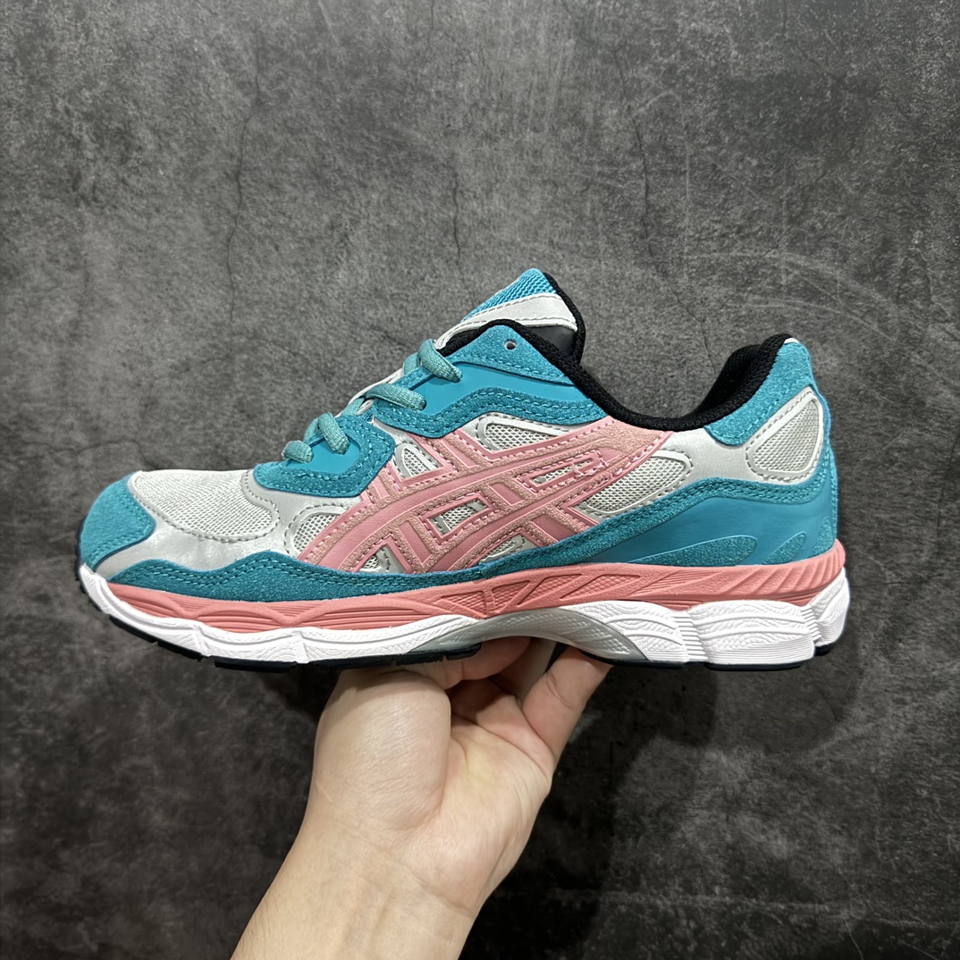 图片[2]-【公司级】Asics Gel-NYC复古单品 亚瑟士ASICSTIGER秋季新款休闲鞋 厚底街头运动休闲鞋nASICS亚瑟士推出全新GEL-NYC，彰显纽约都市活力n这次的新系列融入了多个版本GEL的经典设计风格，广受好评。其设计灵感来源于GEL-NIMBUS 3,GEL-MC PLUS V 和 GEL-CUMULUS 16 这些往日经典鞋款。GEL-NYC使用GEL-CUMULUS 16鞋款的鞋楦设计,展现了独特的现代化美学。鞋底采用了轻质发泡材料,并在后跟和前掌处采用了ASICS亚瑟士核心科技——GEL缓震胶,赋予鞋款强大的缓冲性能,提供了更柔软舒适的穿着体验。而在原有设计的启发之上,此次鞋款采用更贴合当今潮流趋势的材料和创新技术,展现出纽约充满活力的都市精神。 尺码：36-45 编码：LDS260280-鞋库