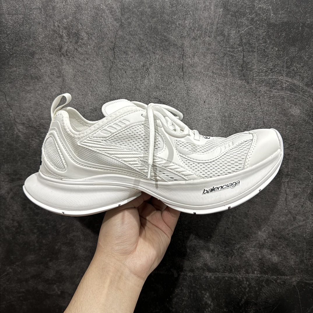 【XA版】巴黎世家BALENCIAGA Circuit Sneakers 环道系列低帮复古阔型底姥爹风潮流百搭休闲慢跑鞋 13代 纯白色nn原厂原档案开发 原盒原标原厂组合底开模 采用原厂材料n所有细节做工全方位比对原鞋n从里到外一切百分百还原官方配置nn此代设计真真的打破了巴黎世家以往的风格路线 整体鞋身采用透气网面 纳米材料 加上轻度的做旧风格 脚感真真的超级轻盈 整体延续了运动鞋的设计流线 上脚轻盈舒适 相比于之前巴黎夸张的版型 真真的夏季运动跑步鞋  尺码：35-46全码出货 编码：DF370390-鞋库