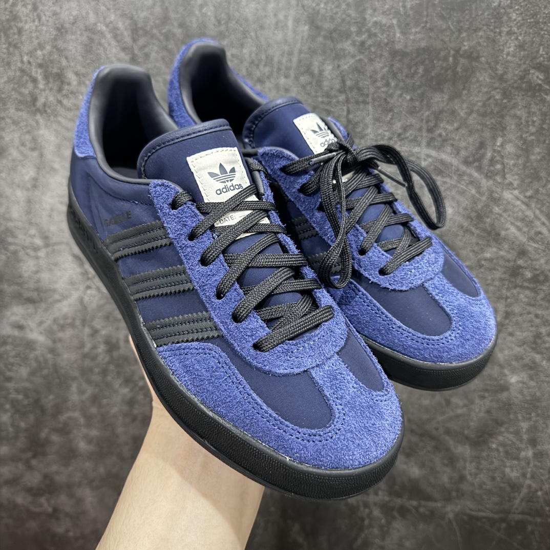 【神版】AD Original Gazelle Indoor Trainers 瞪羚室内鞋系列低帮复古百搭休闲运动德训风板鞋 联名深蓝色 IH9986nn高端零售特供批次 原厂定制长毛翻毛皮组合环保纤维革鞋面材质 内置环保海玻璃鞋垫 外置RB橡胶大底 产品品控稳定性领先行业 原厂全套原楦原纸板冲刀磨具开发 原厂皮料加持 原厂港宝加持定型后跟R度完美 将复古进行到底 简约流畅 三十年不变经典 这款Gazelle运动鞋 无论面料、配色、质感或设计 都只在重现其1991年原款的经典 皮革鞋面 撞色三条纹和鞋跟标的设计 力求呈现90年代的经典复古风潮 Samba火热的同时 也带动了其它的复古鞋型 Gazelle便是其中一只 Gazelle Indoor拥有包边更宽的T字型鞋头 更好的保护运动员的前掌 浓浓的复古氛围感 非常适合现在流行的Cleanfit风格  尺码：35.5 36 36⅔ 37⅓ 38 38⅔ 39⅓ 40 40⅔ 41⅓ 42 42⅔ 43⅓ 44 44⅔ 45 编码：DZ220250-莆田鞋批发中心