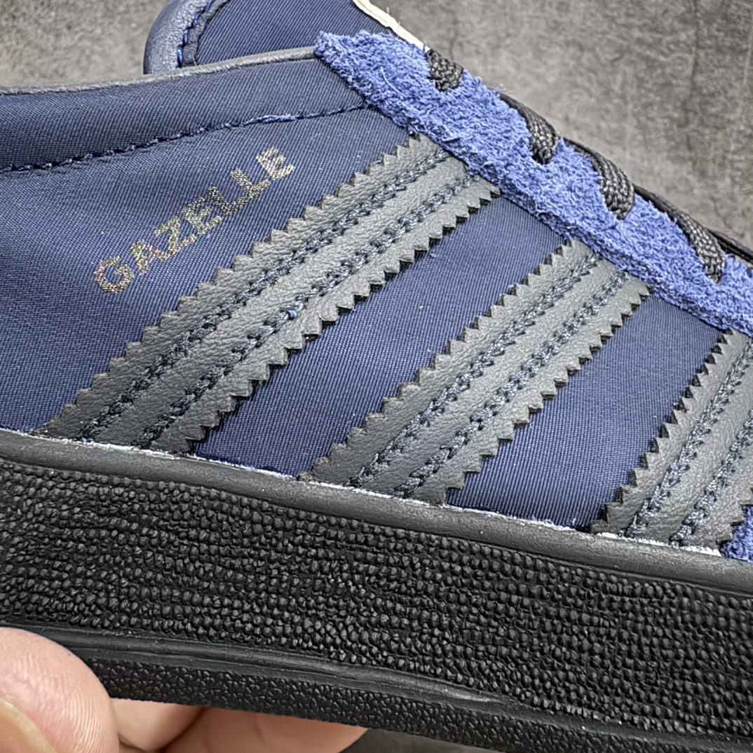 图片[2]-【神版】AD Original Gazelle Indoor Trainers 瞪羚室内鞋系列低帮复古百搭休闲运动德训风板鞋 联名深蓝色 IH9986nn高端零售特供批次 原厂定制长毛翻毛皮组合环保纤维革鞋面材质 内置环保海玻璃鞋垫 外置RB橡胶大底 产品品控稳定性领先行业 原厂全套原楦原纸板冲刀磨具开发 原厂皮料加持 原厂港宝加持定型后跟R度完美 将复古进行到底 简约流畅 三十年不变经典 这款Gazelle运动鞋 无论面料、配色、质感或设计 都只在重现其1991年原款的经典 皮革鞋面 撞色三条纹和鞋跟标的设计 力求呈现90年代的经典复古风潮 Samba火热的同时 也带动了其它的复古鞋型 Gazelle便是其中一只 Gazelle Indoor拥有包边更宽的T字型鞋头 更好的保护运动员的前掌 浓浓的复古氛围感 非常适合现在流行的Cleanfit风格  尺码：35.5 36 36⅔ 37⅓ 38 38⅔ 39⅓ 40 40⅔ 41⅓ 42 42⅔ 43⅓ 44 44⅔ 45 编码：DZ220250-莆田鞋批发中心