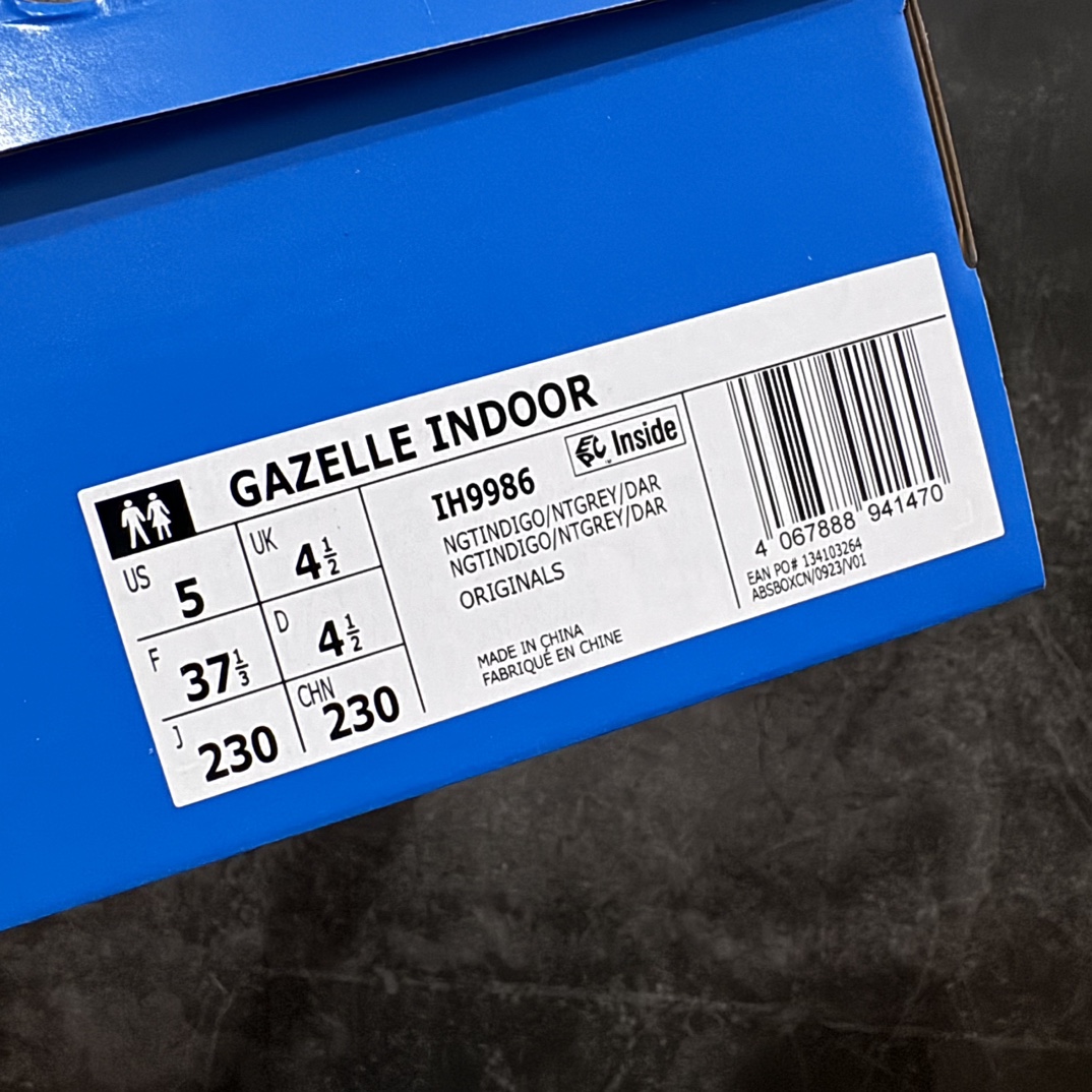 图片[8]-【神版】AD Original Gazelle Indoor Trainers 瞪羚室内鞋系列低帮复古百搭休闲运动德训风板鞋 联名深蓝色 IH9986nn高端零售特供批次 原厂定制长毛翻毛皮组合环保纤维革鞋面材质 内置环保海玻璃鞋垫 外置RB橡胶大底 产品品控稳定性领先行业 原厂全套原楦原纸板冲刀磨具开发 原厂皮料加持 原厂港宝加持定型后跟R度完美 将复古进行到底 简约流畅 三十年不变经典 这款Gazelle运动鞋 无论面料、配色、质感或设计 都只在重现其1991年原款的经典 皮革鞋面 撞色三条纹和鞋跟标的设计 力求呈现90年代的经典复古风潮 Samba火热的同时 也带动了其它的复古鞋型 Gazelle便是其中一只 Gazelle Indoor拥有包边更宽的T字型鞋头 更好的保护运动员的前掌 浓浓的复古氛围感 非常适合现在流行的Cleanfit风格  尺码：35.5 36 36⅔ 37⅓ 38 38⅔ 39⅓ 40 40⅔ 41⅓ 42 42⅔ 43⅓ 44 44⅔ 45 编码：DZ220250-莆田鞋批发中心