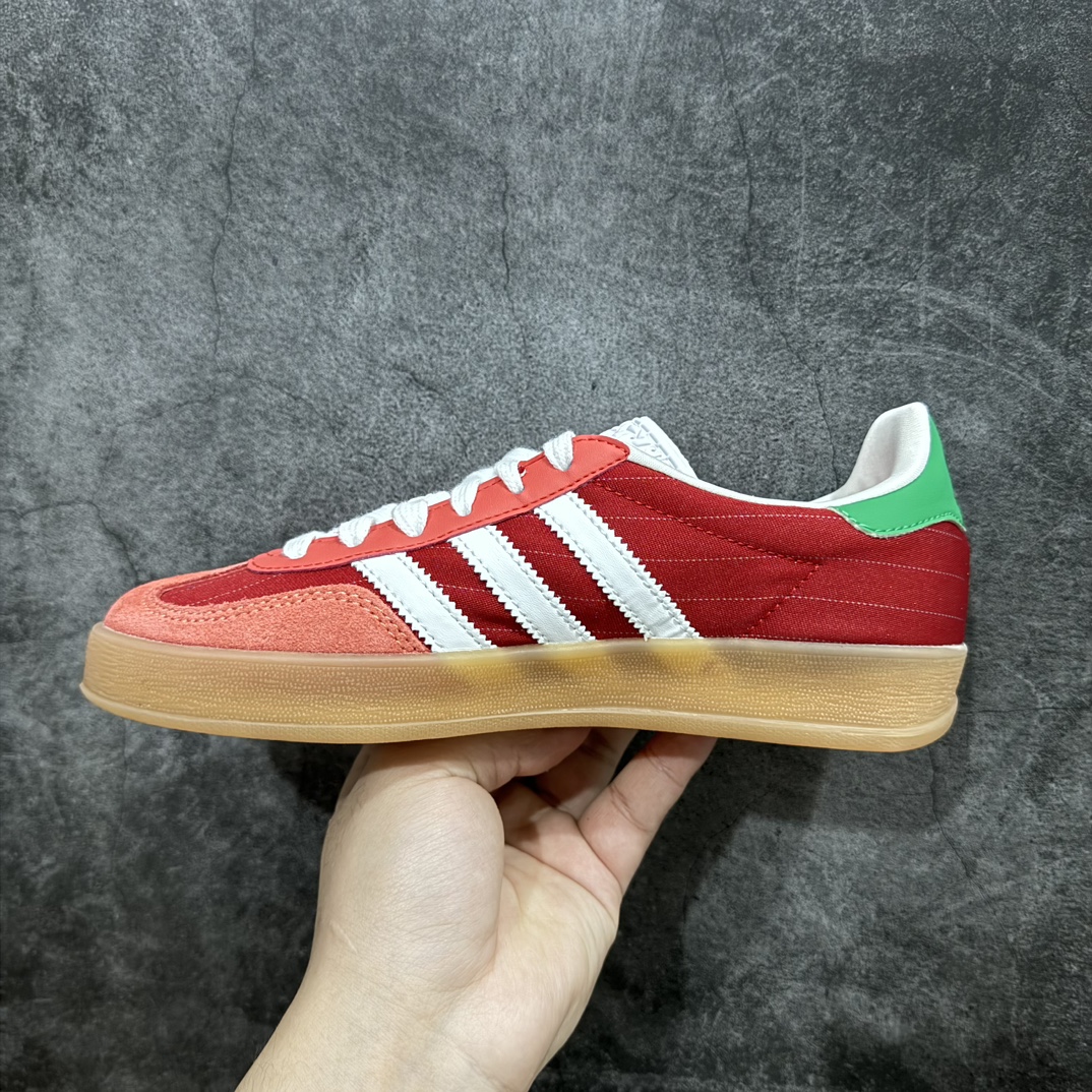 图片[2]-【神版】AD Original Gazelle Indoor Trainers 瞪羚室内鞋系列低帮复古百搭休闲运动德训风板鞋 奥运会 红白绿 IF9641nn高端零售特供批次 原厂定制长毛翻毛皮组合环保纤维革鞋面材质 内置环保海玻璃鞋垫 外置RB橡胶大底 产品品控稳定性领先行业 原厂全套原楦原纸板冲刀磨具开发 原厂皮料加持 原厂港宝加持定型后跟R度完美 将复古进行到底 简约流畅 三十年不变经典 这款Gazelle运动鞋 无论面料、配色、质感或设计 都只在重现其1991年原款的经典 皮革鞋面 撞色三条纹和鞋跟标的设计 力求呈现90年代的经典复古风潮 Samba火热的同时 也带动了其它的复古鞋型 Gazelle便是其中一只 Gazelle Indoor拥有包边更宽的T字型鞋头 更好的保护运动员的前掌 浓浓的复古氛围感 非常适合现在流行的Cleanfit风格 尺码：35.5 36 36⅔ 37⅓ 38 38⅔ 39⅓ 40 40⅔ 41⅓ 42 42⅔ 43⅓ 44 44⅔ 45 编码：DZ230250-莆田鞋批发中心