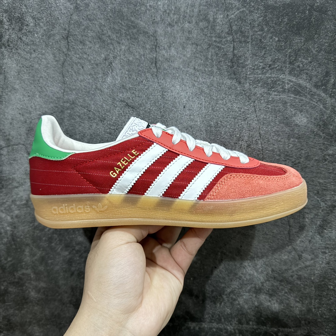 【神版】AD Original Gazelle Indoor Trainers 瞪羚室内鞋系列低帮复古百搭休闲运动德训风板鞋 奥运会 红白绿 IF9641nn高端零售特供批次 原厂定制长毛翻毛皮组合环保纤维革鞋面材质 内置环保海玻璃鞋垫 外置RB橡胶大底 产品品控稳定性领先行业 原厂全套原楦原纸板冲刀磨具开发 原厂皮料加持 原厂港宝加持定型后跟R度完美 将复古进行到底 简约流畅 三十年不变经典 这款Gazelle运动鞋 无论面料、配色、质感或设计 都只在重现其1991年原款的经典 皮革鞋面 撞色三条纹和鞋跟标的设计 力求呈现90年代的经典复古风潮 Samba火热的同时 也带动了其它的复古鞋型 Gazelle便是其中一只 Gazelle Indoor拥有包边更宽的T字型鞋头 更好的保护运动员的前掌 浓浓的复古氛围感 非常适合现在流行的Cleanfit风格 尺码：35.5 36 36⅔ 37⅓ 38 38⅔ 39⅓ 40 40⅔ 41⅓ 42 42⅔ 43⅓ 44 44⅔ 45 编码：DZ230250-莆田鞋批发中心