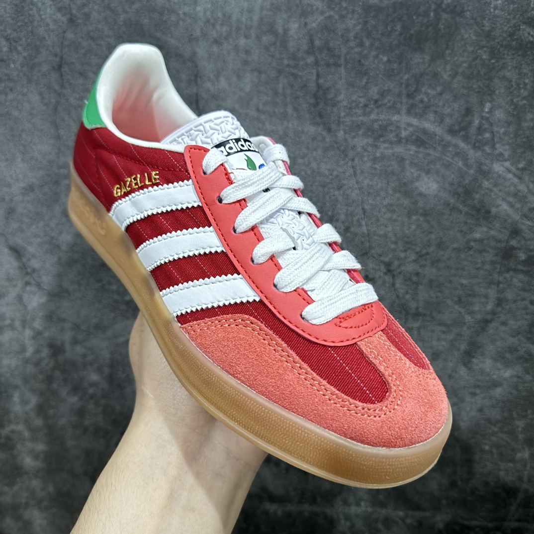 图片[3]-【神版】AD Original Gazelle Indoor Trainers 瞪羚室内鞋系列低帮复古百搭休闲运动德训风板鞋 奥运会 红白绿 IF9641nn高端零售特供批次 原厂定制长毛翻毛皮组合环保纤维革鞋面材质 内置环保海玻璃鞋垫 外置RB橡胶大底 产品品控稳定性领先行业 原厂全套原楦原纸板冲刀磨具开发 原厂皮料加持 原厂港宝加持定型后跟R度完美 将复古进行到底 简约流畅 三十年不变经典 这款Gazelle运动鞋 无论面料、配色、质感或设计 都只在重现其1991年原款的经典 皮革鞋面 撞色三条纹和鞋跟标的设计 力求呈现90年代的经典复古风潮 Samba火热的同时 也带动了其它的复古鞋型 Gazelle便是其中一只 Gazelle Indoor拥有包边更宽的T字型鞋头 更好的保护运动员的前掌 浓浓的复古氛围感 非常适合现在流行的Cleanfit风格 尺码：35.5 36 36⅔ 37⅓ 38 38⅔ 39⅓ 40 40⅔ 41⅓ 42 42⅔ 43⅓ 44 44⅔ 45 编码：DZ230250-莆田鞋批发中心