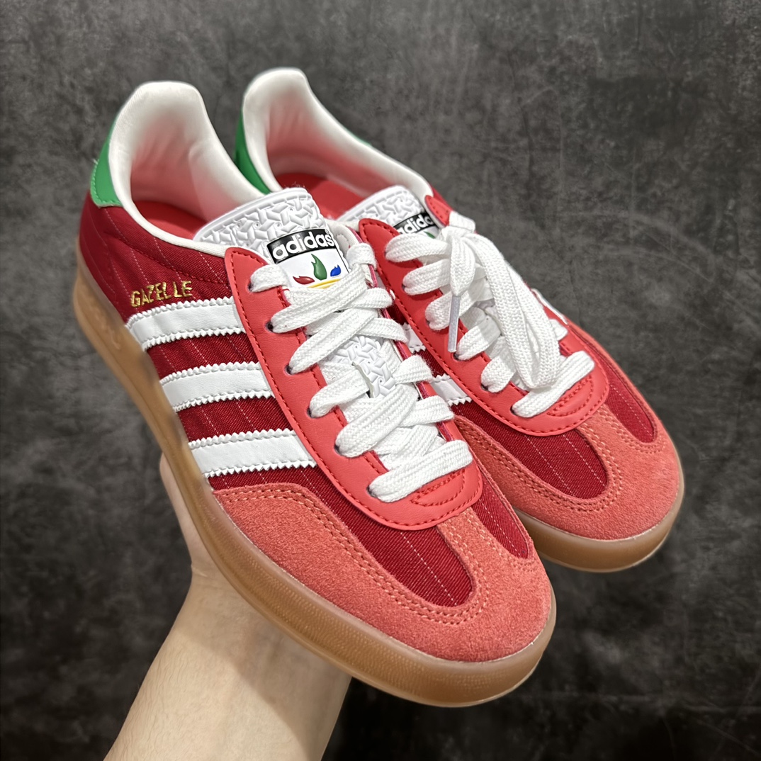 【神版】AD Original Gazelle Indoor Trainers 瞪羚室内鞋系列低帮复古百搭休闲运动德训风板鞋 奥运会 红白绿 IF9641nn高端零售特供批次 原厂定制长毛翻毛皮组合环保纤维革鞋面材质 内置环保海玻璃鞋垫 外置RB橡胶大底 产品品控稳定性领先行业 原厂全套原楦原纸板冲刀磨具开发 原厂皮料加持 原厂港宝加持定型后跟R度完美 将复古进行到底 简约流畅 三十年不变经典 这款Gazelle运动鞋 无论面料、配色、质感或设计 都只在重现其1991年原款的经典 皮革鞋面 撞色三条纹和鞋跟标的设计 力求呈现90年代的经典复古风潮 Samba火热的同时 也带动了其它的复古鞋型 Gazelle便是其中一只 Gazelle Indoor拥有包边更宽的T字型鞋头 更好的保护运动员的前掌 浓浓的复古氛围感 非常适合现在流行的Cleanfit风格 尺码：35.5 36 36⅔ 37⅓ 38 38⅔ 39⅓ 40 40⅔ 41⅓ 42 42⅔ 43⅓ 44 44⅔ 45 编码：DZ230250-莆田鞋批发中心