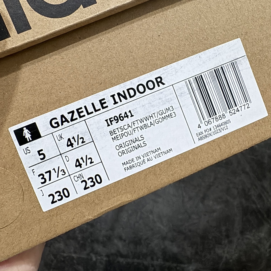 图片[9]-【神版】AD Original Gazelle Indoor Trainers 瞪羚室内鞋系列低帮复古百搭休闲运动德训风板鞋 奥运会 红白绿 IF9641nn高端零售特供批次 原厂定制长毛翻毛皮组合环保纤维革鞋面材质 内置环保海玻璃鞋垫 外置RB橡胶大底 产品品控稳定性领先行业 原厂全套原楦原纸板冲刀磨具开发 原厂皮料加持 原厂港宝加持定型后跟R度完美 将复古进行到底 简约流畅 三十年不变经典 这款Gazelle运动鞋 无论面料、配色、质感或设计 都只在重现其1991年原款的经典 皮革鞋面 撞色三条纹和鞋跟标的设计 力求呈现90年代的经典复古风潮 Samba火热的同时 也带动了其它的复古鞋型 Gazelle便是其中一只 Gazelle Indoor拥有包边更宽的T字型鞋头 更好的保护运动员的前掌 浓浓的复古氛围感 非常适合现在流行的Cleanfit风格 尺码：35.5 36 36⅔ 37⅓ 38 38⅔ 39⅓ 40 40⅔ 41⅓ 42 42⅔ 43⅓ 44 44⅔ 45 编码：DZ230250-莆田鞋批发中心