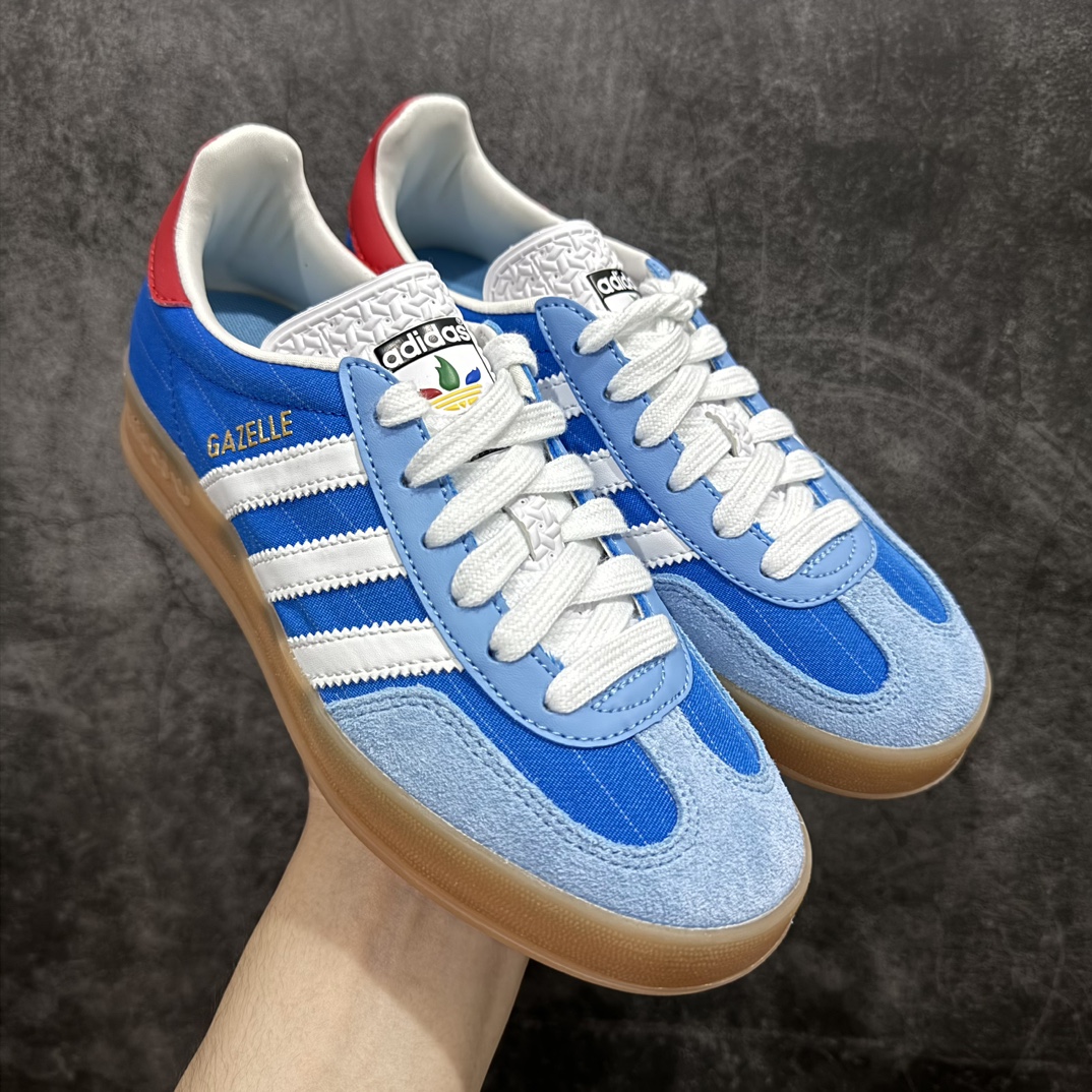 【神版】AD Original Gazelle Indoor Trainers 瞪羚室内鞋系列低帮复古百搭休闲运动德训风板鞋 奥运会 白蓝红 IF9643nn高端零售特供批次 原厂定制长毛翻毛皮组合环保纤维革鞋面材质 内置环保海玻璃鞋垫 外置RB橡胶大底 产品品控稳定性领先行业 原厂全套原楦原纸板冲刀磨具开发 原厂皮料加持 原厂港宝加持定型后跟R度完美 将复古进行到底 简约流畅 三十年不变经典 这款Gazelle运动鞋 无论面料、配色、质感或设计 都只在重现其1991年原款的经典 皮革鞋面 撞色三条纹和鞋跟标的设计 力求呈现90年代的经典复古风潮 Samba火热的同时 也带动了其它的复古鞋型 Gazelle便是其中一只 Gazelle Indoor拥有包边更宽的T字型鞋头 更好的保护运动员的前掌 浓浓的复古氛围感 非常适合现在流行的Cleanfit风格 尺码：35.5 36 36⅔ 37⅓ 38 38⅔ 39⅓ 40 40⅔ 41⅓ 42 42⅔ 43⅓ 44 44⅔ 45 编码：DZ230250-莆田鞋批发中心