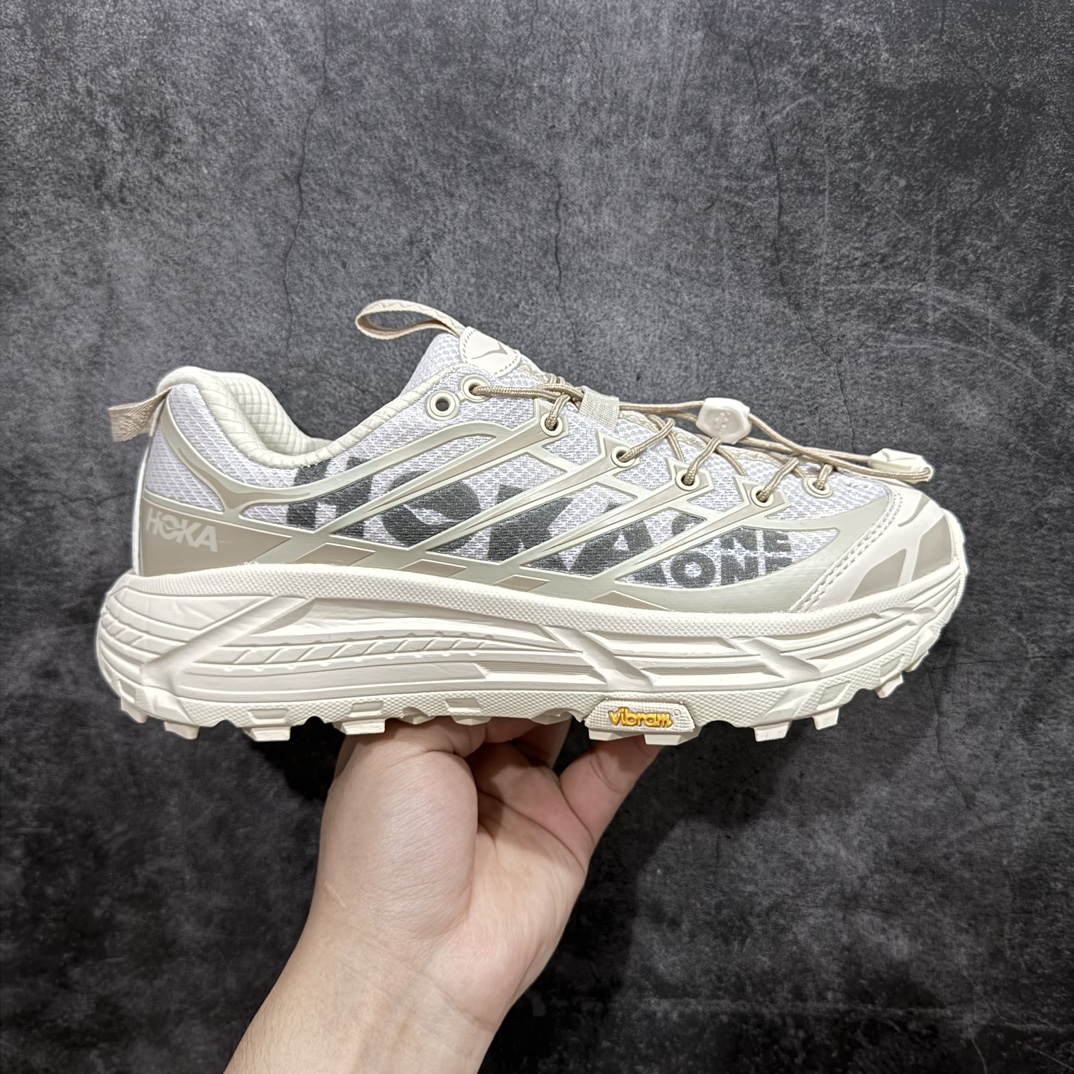 【公司级】HOKA ONE ONE Mafate Three 2 玛法特2.5代系列低帮轻量户外越野休闲运动慢跑鞋n上脚赞到报爆 轻盈舒适n鞋面采用超轻的无缝架构轻薄的TPU贴在透气的鞋面材料上减轻重量同时也保证了支撑性鞋底采用滚动平衡技术 引导跑者回归自然步态祖传的神奇EVA材质中底依旧是一如既往地表现优秀 能提供充足的缓震 作为HOKA家的越野跑鞋 VIBRAM 橡胶大底也是必不可少的 即便在复杂湿滑的地形 依旧能有良好的抓地力及稳定性 鞋带采用了弹性不易松脱的扁宽弹性鞋带 前掌与中掌部分也进行了加宽 也更加适合亚洲人的脚型 是一款十分全面且足够强悍的户外硬核越野鞋日常搭配的话短裤是基本不挑 阔腿裤 工装裤以及各种长筒牛仔裤都可以SIZE：36 36.5 37.5 38 38.5 39 40 40.5 41 42 42.5 43 44 44.5 45 编码：LDS260280-鞋库