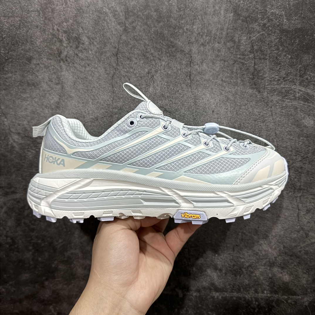 【公司级】HOKA ONE ONE Mafate Three 2 玛法特2.5代系列低帮轻量户外越野休闲运动慢跑鞋n上脚赞到报爆 轻盈舒适n鞋面采用超轻的无缝架构轻薄的TPU贴在透气的鞋面材料上减轻重量同时也保证了支撑性鞋底采用滚动平衡技术 引导跑者回归自然步态祖传的神奇EVA材质中底依旧是一如既往地表现优秀 能提供充足的缓震 作为HOKA家的越野跑鞋 VIBRAM 橡胶大底也是必不可少的 即便在复杂湿滑的地形 依旧能有良好的抓地力及稳定性 鞋带采用了弹性不易松脱的扁宽弹性鞋带 前掌与中掌部分也进行了加宽 也更加适合亚洲人的脚型 是一款十分全面且足够强悍的户外硬核越野鞋日常搭配的话短裤是基本不挑 阔腿裤 工装裤以及各种长筒牛仔裤都可以SIZE：36 36.5 37.5 38 38.5 39 40 40.5 41 42 42.5 43 44 44.5 45 编码：LDS260280-鞋库