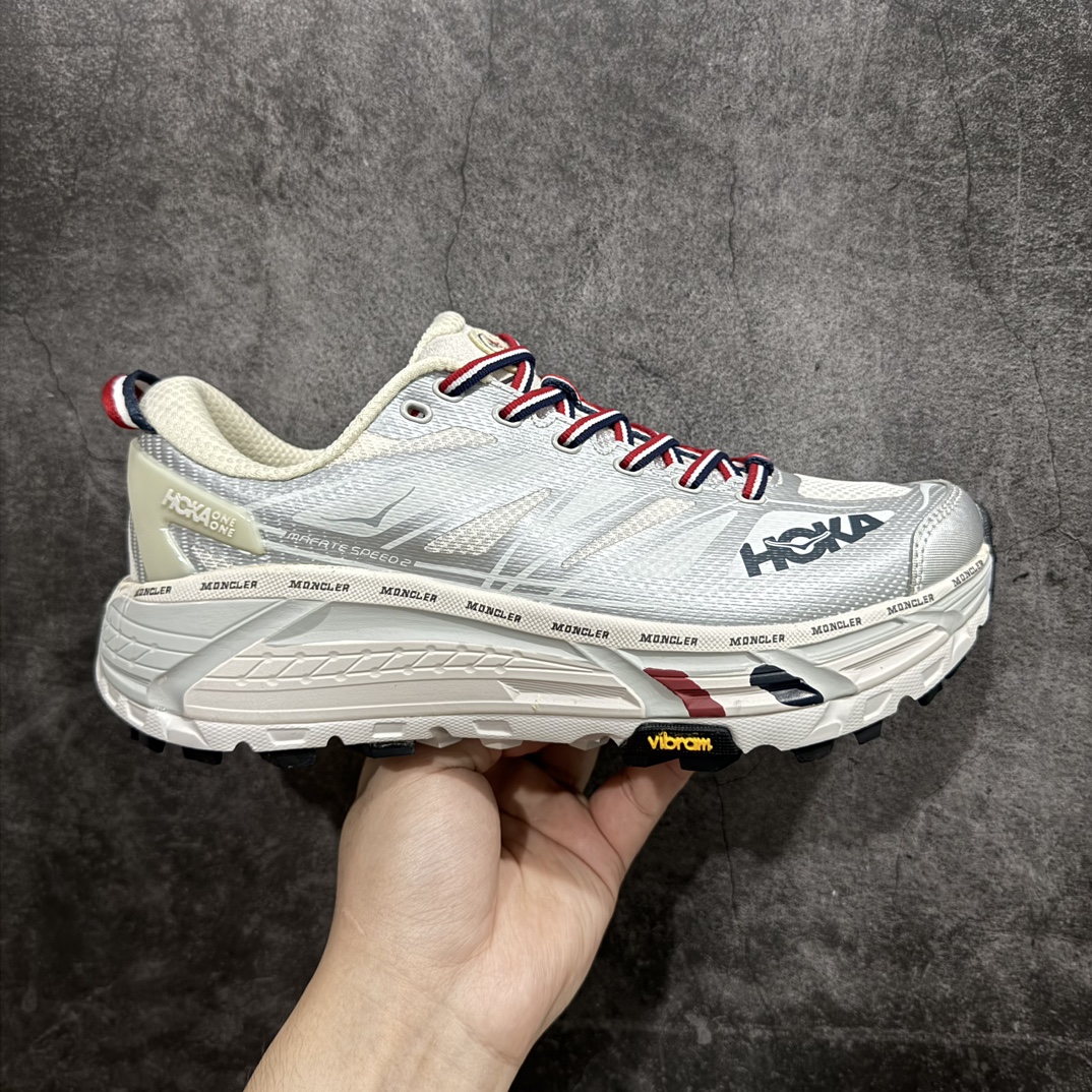 【绿X版】Moncler x HOKA ONE ONE Mafate Speed 2 Low 玛法特2代系列低帮轻量户外越野休闲运动慢跑鞋n上脚赞到报爆 轻盈舒适n鞋面采用超轻的无缝架构轻薄的TPU贴在透气的鞋面材料上减轻重量同时也保证了支撑性鞋底采用滚动平衡技术 引导跑者回归自然步态祖传的神奇EVA材质中底依旧是一如既往地表现优秀 能提供充足的缓震 作为HOKA家的越野跑鞋 VIBRAM 橡胶大底也是必不可少的 即便在复杂湿滑的地形 依旧能有良好的抓地力及稳定性 鞋带采用了弹性不易松脱的扁宽弹性鞋带 前掌与中掌部分也进行了加宽 也更加适合亚洲人的脚型 是一款十分全面且足够强悍的户外硬核越野鞋日常搭配的话短裤是基本不挑 阔腿裤 工装裤以及各种长筒牛仔裤都可以SIZE：36 36.5 37.5 38 38.5 39 40 40.5 41 42 42.5 43 44 44.5 45 编码：NMLH290320-鞋库