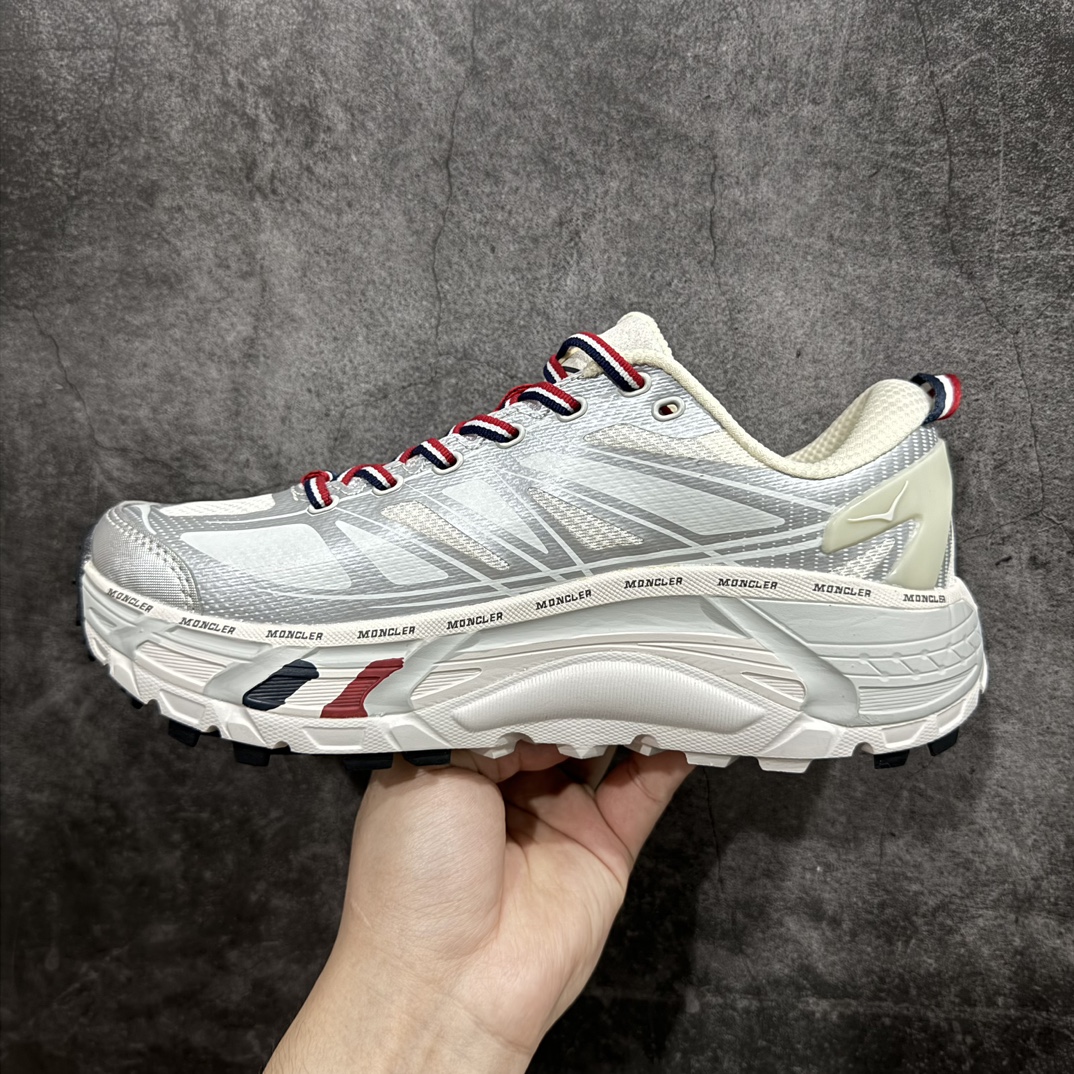 图片[2]-【绿X版】Moncler x HOKA ONE ONE Mafate Speed 2 Low 玛法特2代系列低帮轻量户外越野休闲运动慢跑鞋n上脚赞到报爆 轻盈舒适n鞋面采用超轻的无缝架构轻薄的TPU贴在透气的鞋面材料上减轻重量同时也保证了支撑性鞋底采用滚动平衡技术 引导跑者回归自然步态祖传的神奇EVA材质中底依旧是一如既往地表现优秀 能提供充足的缓震 作为HOKA家的越野跑鞋 VIBRAM 橡胶大底也是必不可少的 即便在复杂湿滑的地形 依旧能有良好的抓地力及稳定性 鞋带采用了弹性不易松脱的扁宽弹性鞋带 前掌与中掌部分也进行了加宽 也更加适合亚洲人的脚型 是一款十分全面且足够强悍的户外硬核越野鞋日常搭配的话短裤是基本不挑 阔腿裤 工装裤以及各种长筒牛仔裤都可以SIZE：36 36.5 37.5 38 38.5 39 40 40.5 41 42 42.5 43 44 44.5 45 编码：NMLH290320-鞋库