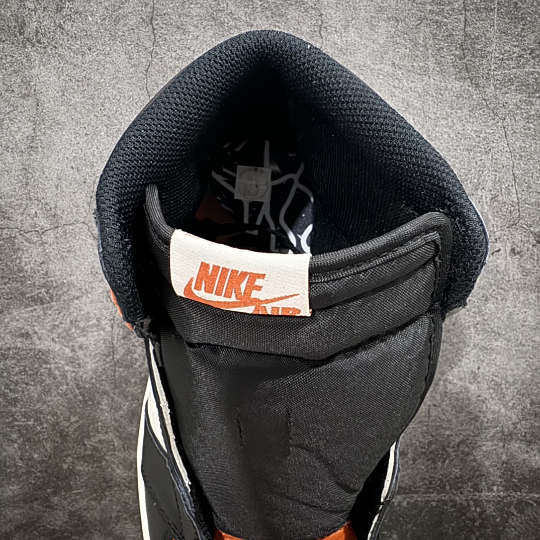 图片[8]-【DG2.0纯原】Air Jordan AJ1 Retro high \”Shattered Backboard\” 黑扣碎 555088-005nn高端零售特供批次 产品品控稳定性领先行业各方面均可对飙LJR版 良心定价不杀猪SZ原厂全套原楦原纸板冲刀磨具开发 原厂皮料加持 原厂港宝加持定型后跟R度完美 同源原厂电绣 飞翼针数密度立体效果一致 百分百一致原鞋 原厂拉帮工艺 针距密度一致 后跟弧度收口自然不对折 极致一眼正品既视感 进口玻璃冲刀皮料裁剪零毛边 全鞋电脑针车工艺 品控清洁度最高QC检验标准 免检产品 原厂订购鞋盒、鞋标、防尘纸、鞋撑、鞋带 追求极致的原厂味道SIZE：40.5 41 42 42.5 43 44 44.5 45 46 47.5 编码：LJQ400430-鞋库