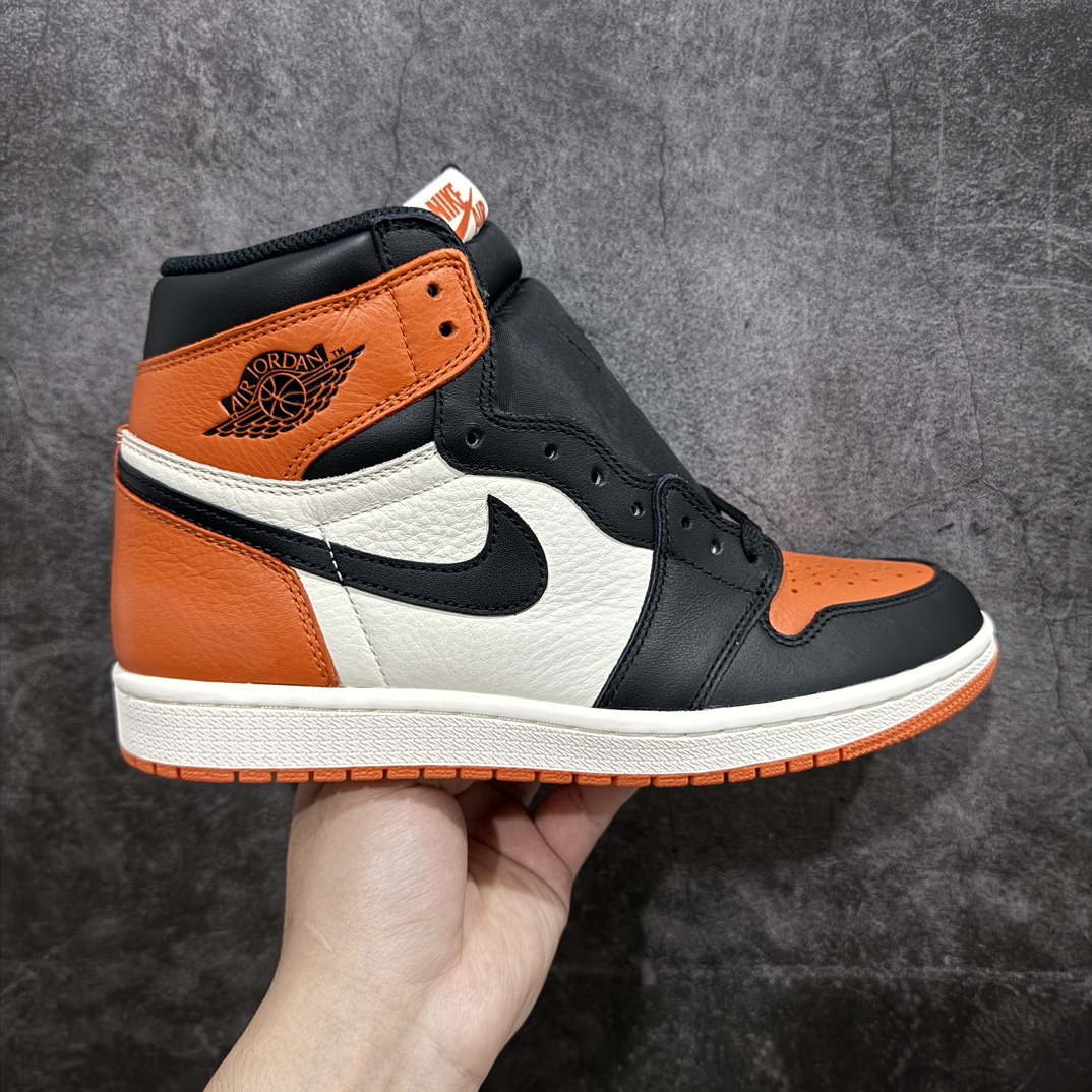 【DG2.0纯原】Air Jordan AJ1 Retro high \”Shattered Backboard\” 黑扣碎 555088-005nn高端零售特供批次 产品品控稳定性领先行业各方面均可对飙LJR版 良心定价不杀猪SZ原厂全套原楦原纸板冲刀磨具开发 原厂皮料加持 原厂港宝加持定型后跟R度完美 同源原厂电绣 飞翼针数密度立体效果一致 百分百一致原鞋 原厂拉帮工艺 针距密度一致 后跟弧度收口自然不对折 极致一眼正品既视感 进口玻璃冲刀皮料裁剪零毛边 全鞋电脑针车工艺 品控清洁度最高QC检验标准 免检产品 原厂订购鞋盒、鞋标、防尘纸、鞋撑、鞋带 追求极致的原厂味道SIZE：40.5 41 42 42.5 43 44 44.5 45 46 47.5 编码：LJQ400430-鞋库