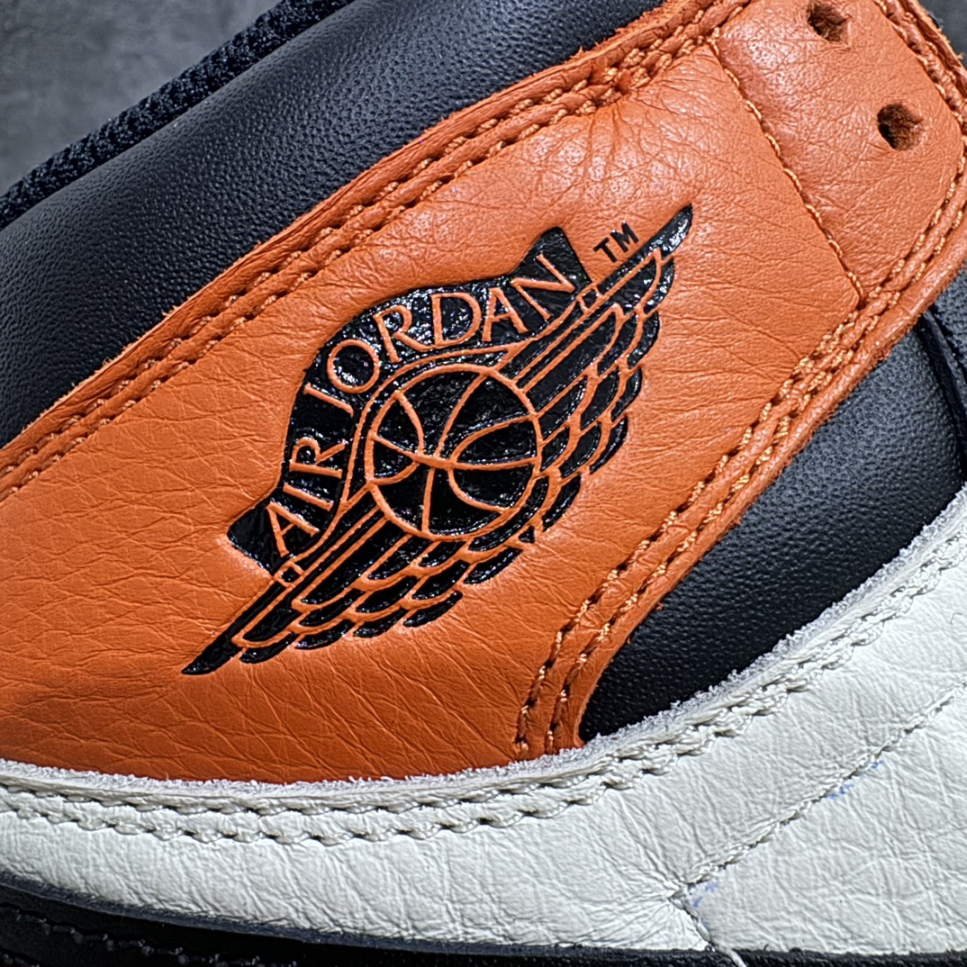 图片[3]-【DG2.0纯原】Air Jordan AJ1 Retro high \”Shattered Backboard\” 黑扣碎 555088-005nn高端零售特供批次 产品品控稳定性领先行业各方面均可对飙LJR版 良心定价不杀猪SZ原厂全套原楦原纸板冲刀磨具开发 原厂皮料加持 原厂港宝加持定型后跟R度完美 同源原厂电绣 飞翼针数密度立体效果一致 百分百一致原鞋 原厂拉帮工艺 针距密度一致 后跟弧度收口自然不对折 极致一眼正品既视感 进口玻璃冲刀皮料裁剪零毛边 全鞋电脑针车工艺 品控清洁度最高QC检验标准 免检产品 原厂订购鞋盒、鞋标、防尘纸、鞋撑、鞋带 追求极致的原厂味道SIZE：40.5 41 42 42.5 43 44 44.5 45 46 47.5 编码：LJQ400430-鞋库