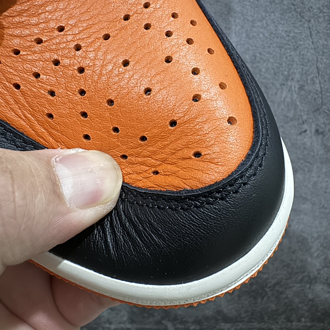 图片[4]-【DG2.0纯原】Air Jordan AJ1 Retro high \”Shattered Backboard\” 黑扣碎 555088-005nn高端零售特供批次 产品品控稳定性领先行业各方面均可对飙LJR版 良心定价不杀猪SZ原厂全套原楦原纸板冲刀磨具开发 原厂皮料加持 原厂港宝加持定型后跟R度完美 同源原厂电绣 飞翼针数密度立体效果一致 百分百一致原鞋 原厂拉帮工艺 针距密度一致 后跟弧度收口自然不对折 极致一眼正品既视感 进口玻璃冲刀皮料裁剪零毛边 全鞋电脑针车工艺 品控清洁度最高QC检验标准 免检产品 原厂订购鞋盒、鞋标、防尘纸、鞋撑、鞋带 追求极致的原厂味道SIZE：40.5 41 42 42.5 43 44 44.5 45 46 47.5 编码：LJQ400430-鞋库