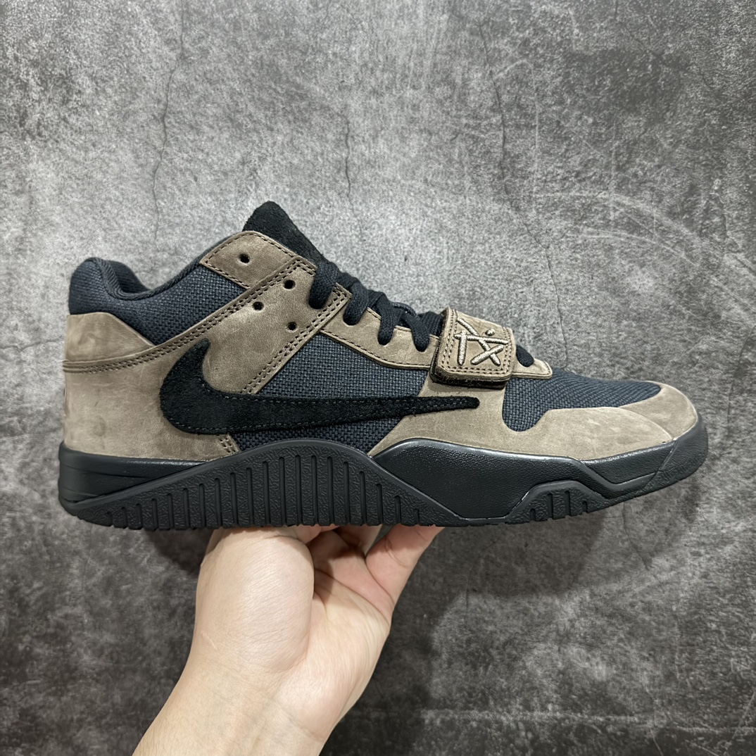 【纯原LW版本】Travis Scott x Jordan AJ Cut The Check TS倒钩联名魔术贴篮球鞋 黑棕 FZ8117-204nn注意默认配原盒盒子配套布袋不用加钱 退货丢失扣30元n原厂全套原楦原纸板冲刀磨具开发 原厂皮料加持 原厂港宝加持定型后跟R度完美 同源原厂电绣 鬼脸飞翼针数密度立体效果一致 百分百一致原鞋 原厂拉帮工艺 针距密度一致 后跟弧度收口自然不对折 极致一眼正品既视感 进口玻璃冲刀皮料裁剪零毛边 全鞋电脑针车工艺 品控清洁度最高QC检验标准 免检产品 原厂订购鞋盒、布袋、鞋标、防尘纸、鞋撑、鞋带 追求极致的原厂味道 配色方面采用白色为基础 搭配棕色框架呈现 完美还原了初代倒钩的配色设计 细节方面 标志性的反钩Swoosh采用米色点缀 鞋面还带有特殊的魔术贴细节 此外在鞋舌、后跟部分均带有Cactus Jack厂牌Logo 彰显鞋款特殊身份SIZE：36 36.5 37.5 38 38.5 39 40 40.5 41 42 42.5 43 44 44.5 45 46 47.5 编码：X10440460-鞋库