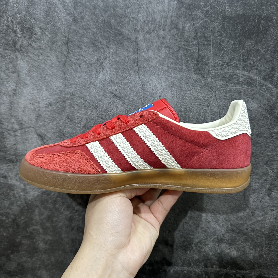 图片[2]-【T版纯原跑量】AD Original Gazelle Indoor Trainers 瞪羚室内鞋系列低帮复古百搭休闲运动德训风板鞋 IF1808nn同价位中品质最佳 最优选择版本n原厂翻毛皮料 翻毛效果 卡色与原版无差别n正确半透大底  大底厚度质感比市面好很多n完美版型 实拍可感受 随意对比可匹敌任何价位品质 全套原纸板楦头开发 每道工序同步公司流程 确保原汁原味n中底原厂特供纳米纤维板 区别市面劣质纸板中底原厂海玻璃鞋垫 中置乳胶足弓支撑垫 正确3/2横条宽版背胶一比一鞋头弧度高度鞋身弧度 烫金亮度高频深浅同步原鞋n 原厂港宝加持定型后跟R度完美 原厂高频磨具加持 Logo字体 凹凸明显 轮廓分明 描漆定位精准 三道杠为尖角45°锯齿状 高频立体感很强 区别圆形锯齿 已最大程度还原公司 欢迎对比SIZE：35.5 36 36.5 37 38 38.5 39 40 40.5 41 42 42.5 43 44 44.5 45 编码：HJ200220-鞋库