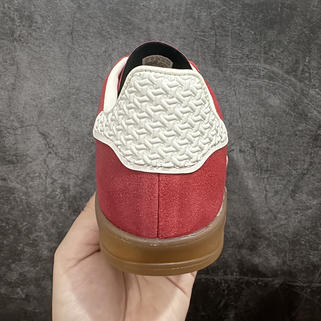 图片[4]-【T版纯原跑量】AD Original Gazelle Indoor Trainers 瞪羚室内鞋系列低帮复古百搭休闲运动德训风板鞋 IF1808nn同价位中品质最佳 最优选择版本n原厂翻毛皮料 翻毛效果 卡色与原版无差别n正确半透大底  大底厚度质感比市面好很多n完美版型 实拍可感受 随意对比可匹敌任何价位品质 全套原纸板楦头开发 每道工序同步公司流程 确保原汁原味n中底原厂特供纳米纤维板 区别市面劣质纸板中底原厂海玻璃鞋垫 中置乳胶足弓支撑垫 正确3/2横条宽版背胶一比一鞋头弧度高度鞋身弧度 烫金亮度高频深浅同步原鞋n 原厂港宝加持定型后跟R度完美 原厂高频磨具加持 Logo字体 凹凸明显 轮廓分明 描漆定位精准 三道杠为尖角45°锯齿状 高频立体感很强 区别圆形锯齿 已最大程度还原公司 欢迎对比SIZE：35.5 36 36.5 37 38 38.5 39 40 40.5 41 42 42.5 43 44 44.5 45 编码：HJ200220-莆田鞋批发中心