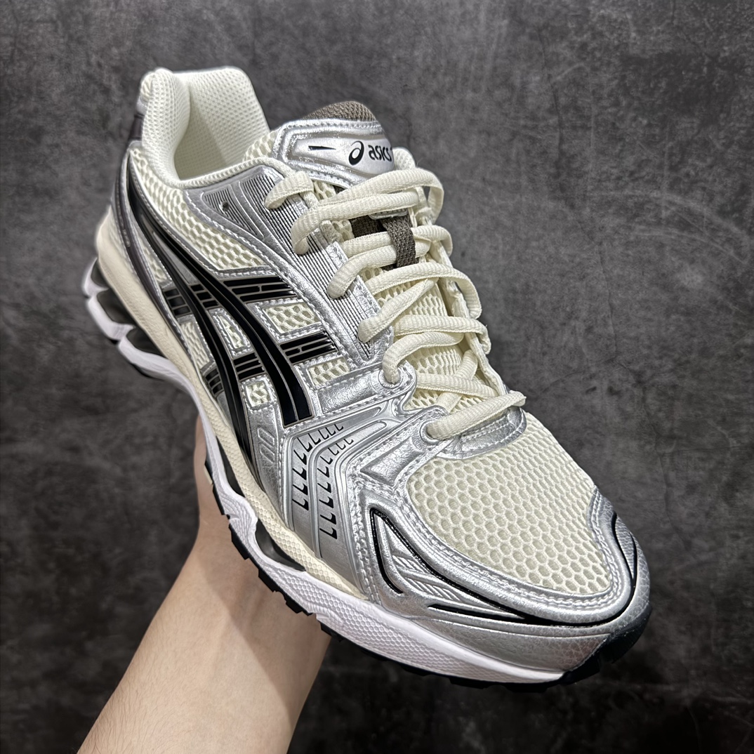 图片[3]-【Top纯原版】 ASICS GEL-KAYANO 14 亚瑟士系列轻量缓震休闲运动跑步鞋 黑白银nn目前市场最优品质鞋型细节秒杀市场流通版本nn设计师 Hidenori Yamashita 以「Flash」一词为灵感，创造出未来感金属色鞋面，改造升级内在性能，由内而外全面革新，为 GEL-KAYANO 家族传承及经典跑鞋文化的延续，创下里程碑式作品。ASICS GEL – KAYANO 14 跑鞋重新诠释了复古的跑步形状，并以其 2000 年代后期的美学理念重新铺装，银色与蓝色的鞋面极为高档.网面铺陈与鞋面、鞋头多处细节位增添了透气性。ASICS GEL – KAYANO 14的鞋后跟部中底上以及多密度耐磨鞋底增加了 GEL 缓震胶，提供高抗冲击性、缓冲性、可保护脚部免受地面冲击的影响，穿着舒适性十足「入手同款」 尺码：36 37 37.5 38 39 39.5 40.5 41.5 42 42.5 43.5 44 45 编码：TO270300-莆田鞋批发中心