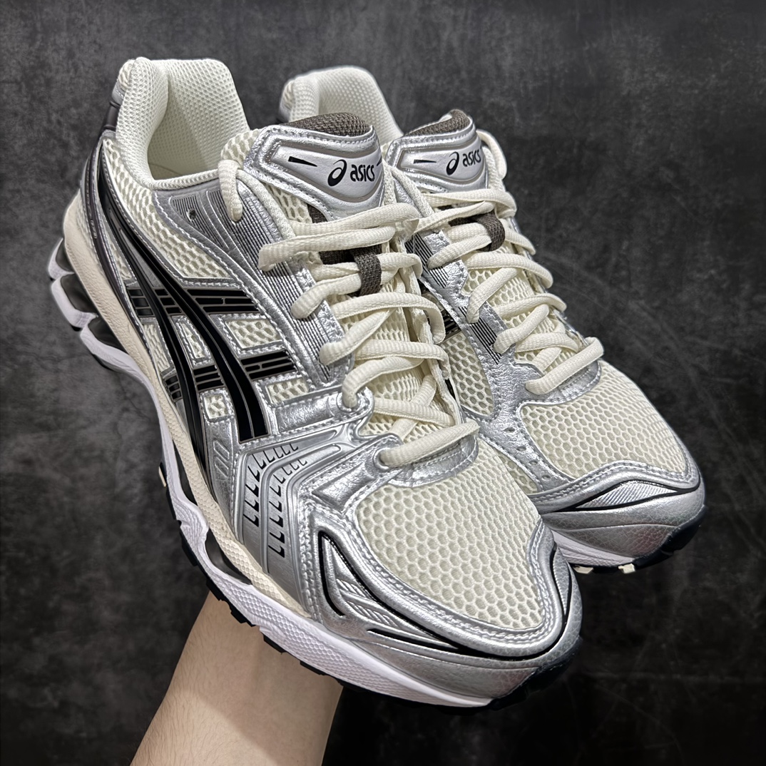 【Top纯原版】 ASICS GEL-KAYANO 14 亚瑟士系列轻量缓震休闲运动跑步鞋 黑白银nn目前市场最优品质鞋型细节秒杀市场流通版本nn设计师 Hidenori Yamashita 以「Flash」一词为灵感，创造出未来感金属色鞋面，改造升级内在性能，由内而外全面革新，为 GEL-KAYANO 家族传承及经典跑鞋文化的延续，创下里程碑式作品。ASICS GEL – KAYANO 14 跑鞋重新诠释了复古的跑步形状，并以其 2000 年代后期的美学理念重新铺装，银色与蓝色的鞋面极为高档.网面铺陈与鞋面、鞋头多处细节位增添了透气性。ASICS GEL – KAYANO 14的鞋后跟部中底上以及多密度耐磨鞋底增加了 GEL 缓震胶，提供高抗冲击性、缓冲性、可保护脚部免受地面冲击的影响，穿着舒适性十足「入手同款」 尺码：36 37 37.5 38 39 39.5 40.5 41.5 42 42.5 43.5 44 45 编码：TO270300-莆田鞋批发中心