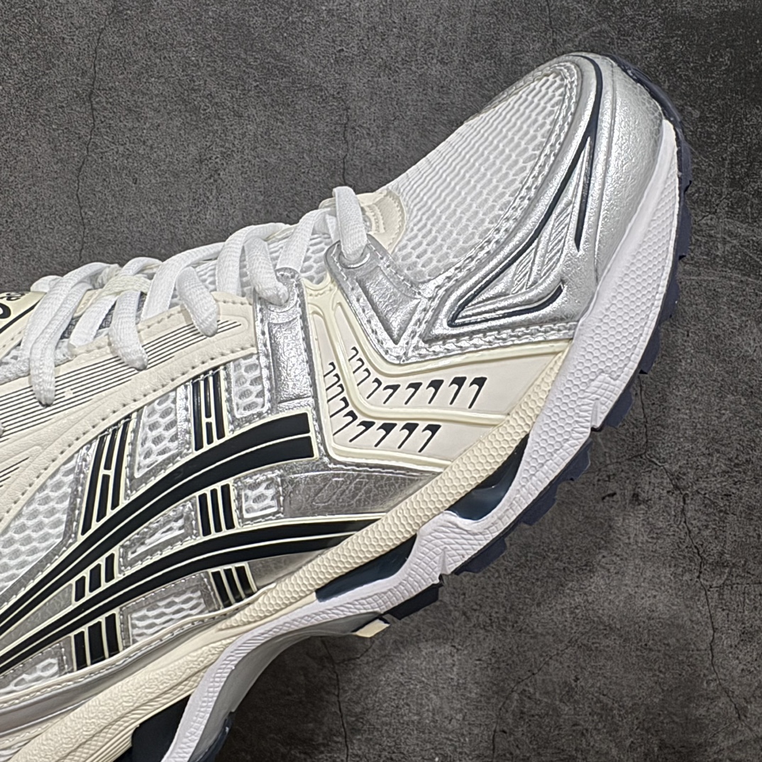 图片[6]-【Top纯原版】 ASICS GEL-KAYANO 14 亚瑟士系列轻量缓震休闲运动跑步鞋 黑白银nn目前市场最优品质鞋型细节秒杀市场流通版本nn设计师 Hidenori Yamashita 以「Flash」一词为灵感，创造出未来感金属色鞋面，改造升级内在性能，由内而外全面革新，为 GEL-KAYANO 家族传承及经典跑鞋文化的延续，创下里程碑式作品。ASICS GEL – KAYANO 14 跑鞋重新诠释了复古的跑步形状，并以其 2000 年代后期的美学理念重新铺装，银色与蓝色的鞋面极为高档.网面铺陈与鞋面、鞋头多处细节位增添了透气性。ASICS GEL – KAYANO 14的鞋后跟部中底上以及多密度耐磨鞋底增加了 GEL 缓震胶，提供高抗冲击性、缓冲性、可保护脚部免受地面冲击的影响，穿着舒适性十足「入手同款」 尺码：36 37 37.5 38 39 39.5 40.5 41.5 42 42.5 43.5 44 45 编码：TO270300-莆田鞋批发中心