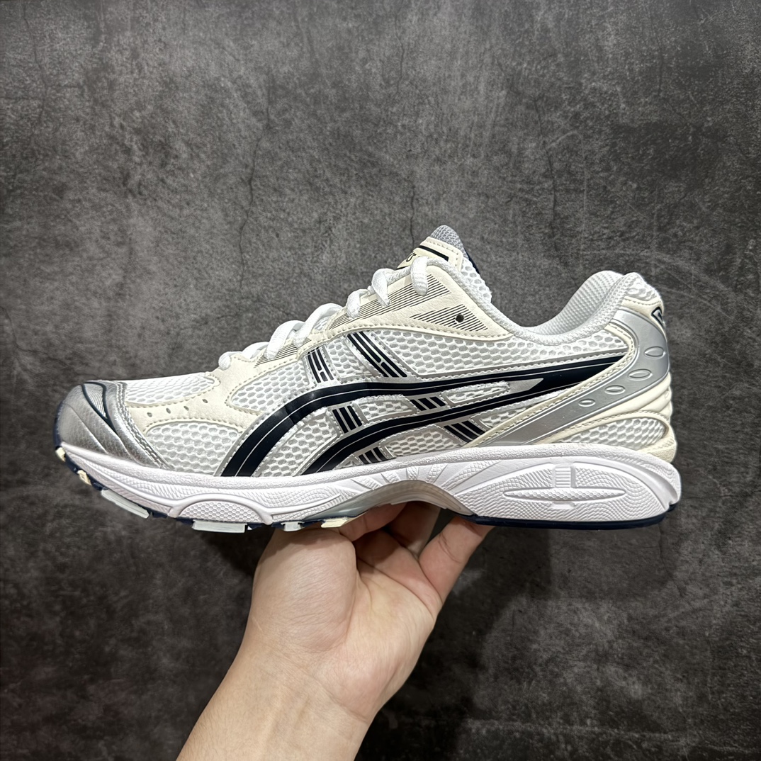 图片[2]-【Top纯原版】 ASICS GEL-KAYANO 14 亚瑟士系列轻量缓震休闲运动跑步鞋 黑白银nn目前市场最优品质鞋型细节秒杀市场流通版本nn设计师 Hidenori Yamashita 以「Flash」一词为灵感，创造出未来感金属色鞋面，改造升级内在性能，由内而外全面革新，为 GEL-KAYANO 家族传承及经典跑鞋文化的延续，创下里程碑式作品。ASICS GEL – KAYANO 14 跑鞋重新诠释了复古的跑步形状，并以其 2000 年代后期的美学理念重新铺装，银色与蓝色的鞋面极为高档.网面铺陈与鞋面、鞋头多处细节位增添了透气性。ASICS GEL – KAYANO 14的鞋后跟部中底上以及多密度耐磨鞋底增加了 GEL 缓震胶，提供高抗冲击性、缓冲性、可保护脚部免受地面冲击的影响，穿着舒适性十足「入手同款」 尺码：36 37 37.5 38 39 39.5 40.5 41.5 42 42.5 43.5 44 45 编码：TO270300-莆田鞋批发中心