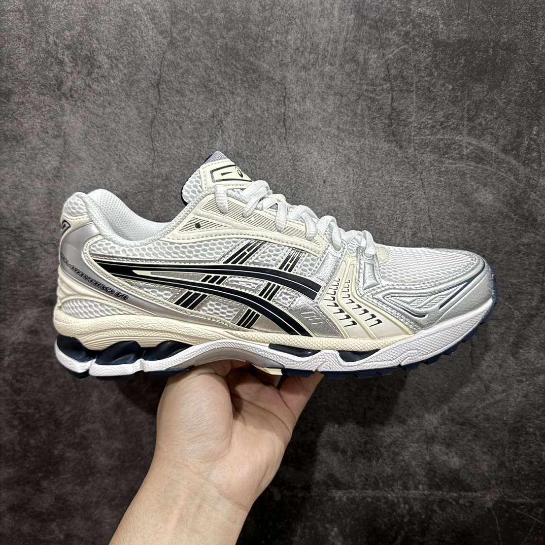 【Top纯原版】 ASICS GEL-KAYANO 14 亚瑟士系列轻量缓震休闲运动跑步鞋 黑白银nn目前市场最优品质鞋型细节秒杀市场流通版本nn设计师 Hidenori Yamashita 以「Flash」一词为灵感，创造出未来感金属色鞋面，改造升级内在性能，由内而外全面革新，为 GEL-KAYANO 家族传承及经典跑鞋文化的延续，创下里程碑式作品。ASICS GEL – KAYANO 14 跑鞋重新诠释了复古的跑步形状，并以其 2000 年代后期的美学理念重新铺装，银色与蓝色的鞋面极为高档.网面铺陈与鞋面、鞋头多处细节位增添了透气性。ASICS GEL – KAYANO 14的鞋后跟部中底上以及多密度耐磨鞋底增加了 GEL 缓震胶，提供高抗冲击性、缓冲性、可保护脚部免受地面冲击的影响，穿着舒适性十足「入手同款」 尺码：36 37 37.5 38 39 39.5 40.5 41.5 42 42.5 43.5 44 45 编码：TO270300-莆田鞋批发中心