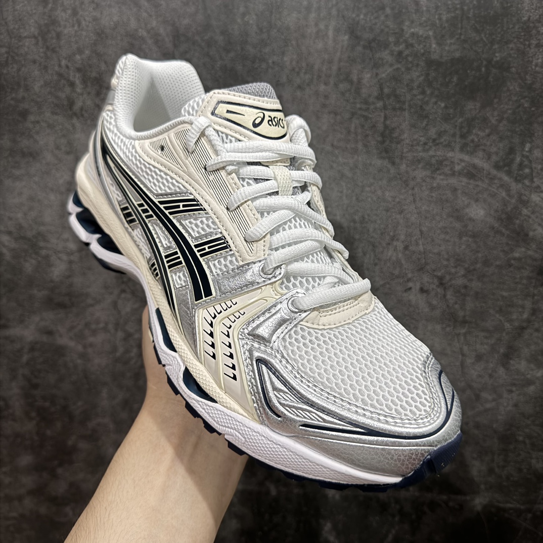 图片[3]-【Top纯原版】 ASICS GEL-KAYANO 14 亚瑟士系列轻量缓震休闲运动跑步鞋 黑白银nn目前市场最优品质鞋型细节秒杀市场流通版本nn设计师 Hidenori Yamashita 以「Flash」一词为灵感，创造出未来感金属色鞋面，改造升级内在性能，由内而外全面革新，为 GEL-KAYANO 家族传承及经典跑鞋文化的延续，创下里程碑式作品。ASICS GEL – KAYANO 14 跑鞋重新诠释了复古的跑步形状，并以其 2000 年代后期的美学理念重新铺装，银色与蓝色的鞋面极为高档.网面铺陈与鞋面、鞋头多处细节位增添了透气性。ASICS GEL – KAYANO 14的鞋后跟部中底上以及多密度耐磨鞋底增加了 GEL 缓震胶，提供高抗冲击性、缓冲性、可保护脚部免受地面冲击的影响，穿着舒适性十足「入手同款」 尺码：36 37 37.5 38 39 39.5 40.5 41.5 42 42.5 43.5 44 45 编码：TO270300-莆田鞋批发中心