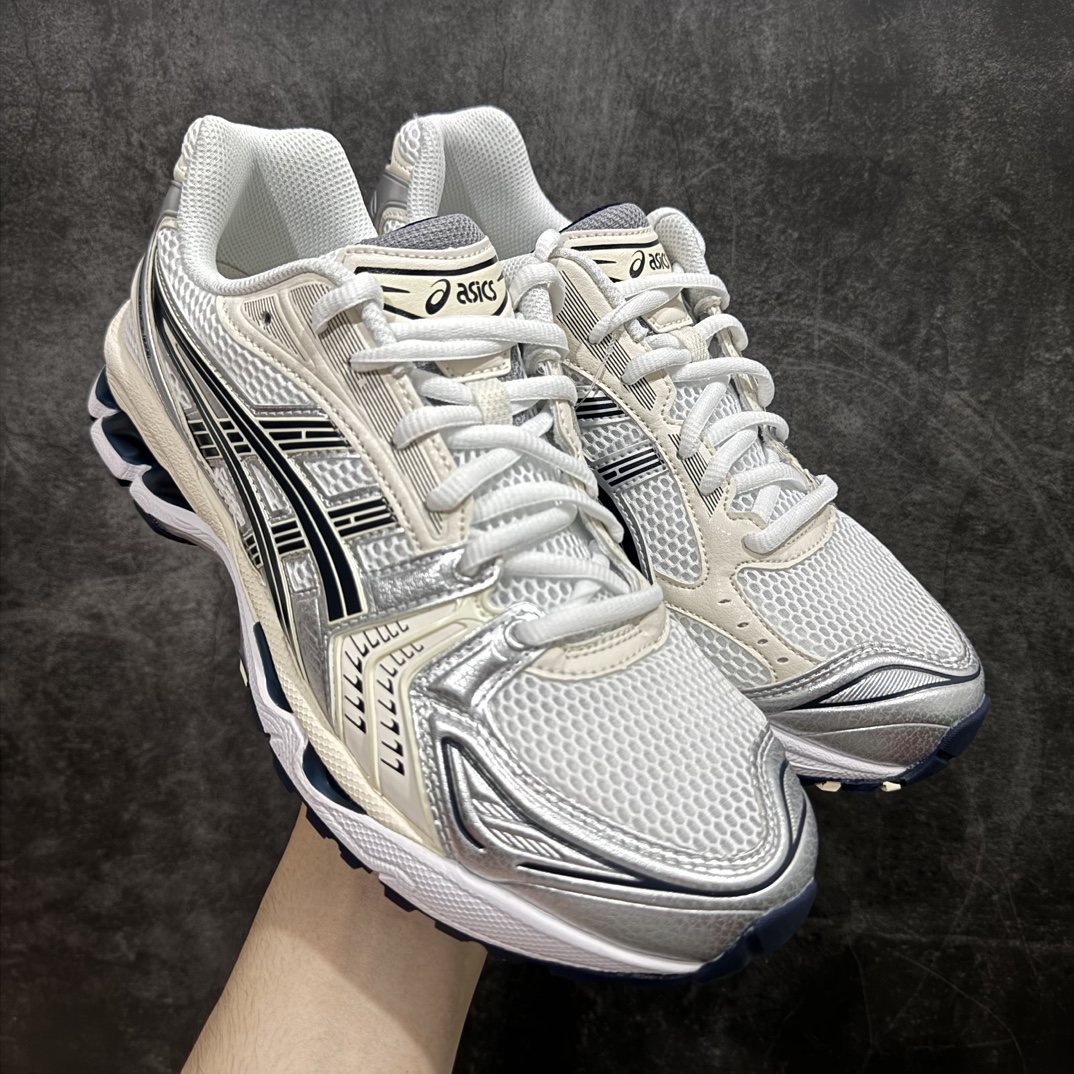 【Top纯原版】 ASICS GEL-KAYANO 14 亚瑟士系列轻量缓震休闲运动跑步鞋 黑白银nn目前市场最优品质鞋型细节秒杀市场流通版本nn设计师 Hidenori Yamashita 以「Flash」一词为灵感，创造出未来感金属色鞋面，改造升级内在性能，由内而外全面革新，为 GEL-KAYANO 家族传承及经典跑鞋文化的延续，创下里程碑式作品。ASICS GEL – KAYANO 14 跑鞋重新诠释了复古的跑步形状，并以其 2000 年代后期的美学理念重新铺装，银色与蓝色的鞋面极为高档.网面铺陈与鞋面、鞋头多处细节位增添了透气性。ASICS GEL – KAYANO 14的鞋后跟部中底上以及多密度耐磨鞋底增加了 GEL 缓震胶，提供高抗冲击性、缓冲性、可保护脚部免受地面冲击的影响，穿着舒适性十足「入手同款」 尺码：36 37 37.5 38 39 39.5 40.5 41.5 42 42.5 43.5 44 45 编码：TO270300-莆田鞋批发中心