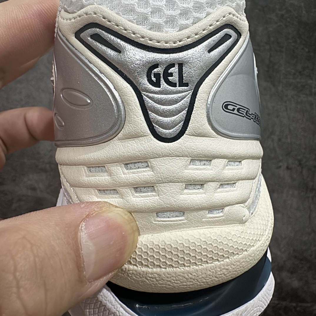 图片[3]-【Top纯原版】 ASICS GEL-KAYANO 14 亚瑟士系列轻量缓震休闲运动跑步鞋 黑白银nn目前市场最优品质鞋型细节秒杀市场流通版本nn设计师 Hidenori Yamashita 以「Flash」一词为灵感，创造出未来感金属色鞋面，改造升级内在性能，由内而外全面革新，为 GEL-KAYANO 家族传承及经典跑鞋文化的延续，创下里程碑式作品。ASICS GEL – KAYANO 14 跑鞋重新诠释了复古的跑步形状，并以其 2000 年代后期的美学理念重新铺装，银色与蓝色的鞋面极为高档.网面铺陈与鞋面、鞋头多处细节位增添了透气性。ASICS GEL – KAYANO 14的鞋后跟部中底上以及多密度耐磨鞋底增加了 GEL 缓震胶，提供高抗冲击性、缓冲性、可保护脚部免受地面冲击的影响，穿着舒适性十足「入手同款」 尺码：36 37 37.5 38 39 39.5 40.5 41.5 42 42.5 43.5 44 45 编码：TO270300-莆田鞋批发中心