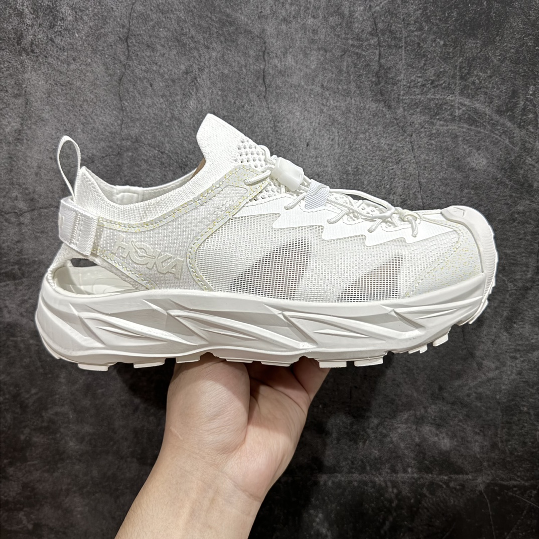 【小绿X版】HOKA ONE Hopara 2 霍帕拉 沙滩凉鞋 纯白n市场外贸工厂一比一出品 此次Hopara 2 代相对比1代 改动细节还是非常多的，整体鞋舌材质变成了类似鞋袜的材质 和遍布鞋舌的透气孔让透气性比hopara1更优 鞋面镂空处 增加了一层纱网的覆盖 可一定程度上避免 砂石进入到鞋子里 而且整体的材质更轻便 溯溪之后也更容易干 后跟的粘扣魔术贴 让整体的包裹感更好 而且穿脱起来也更方便 真真的时尚百搭款！nsize：36-45 编码：C4270300-鞋库