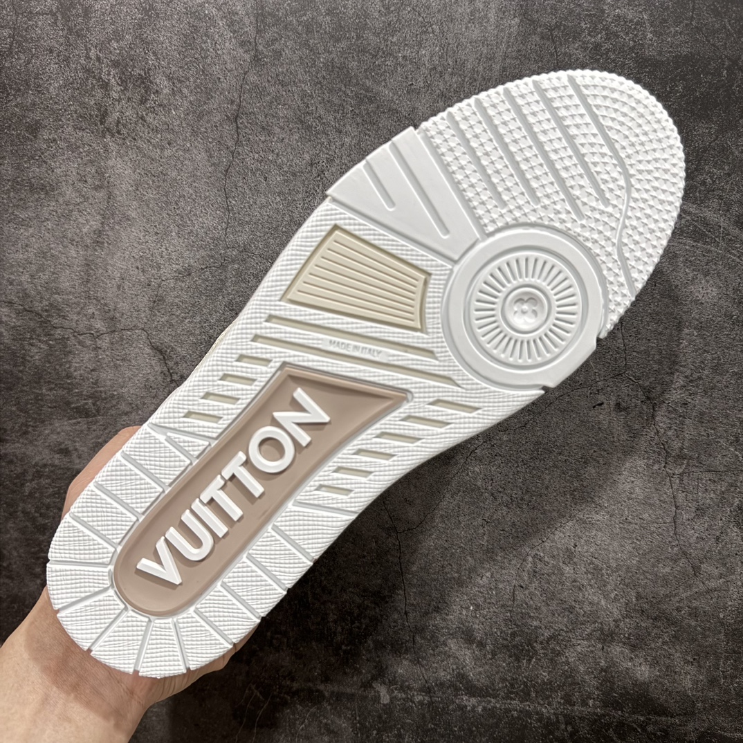 图片[9]-【佛山顶级超A版】Louis Vuitton LV Trainer系列 米灰色n本地仓库现货 当天可取n私人订单 专柜混卖零售专供n所有配色均为购买原版复刻n整体版型 皮料 市场独一无二后跟版型都可以自行对比[机智]吊打市场所有货n怒甩十条街，欢迎拿市场各大工厂的货来对比！n鞋舌烫金超正 压印程度秒杀市面90%以上的高端货n新配色陆续开发出货  尺码：39-45   编码：T1550580-鞋库