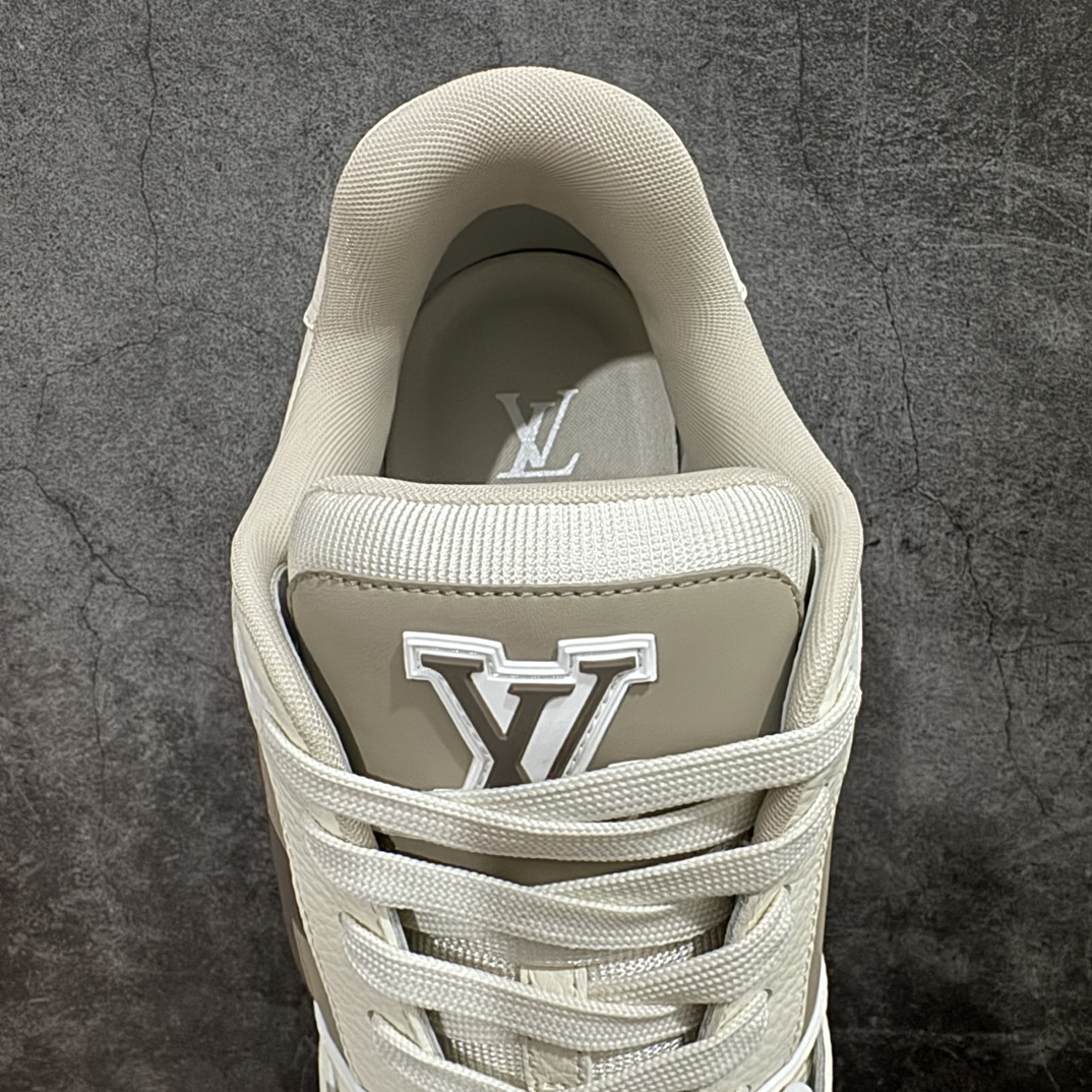 图片[8]-【佛山顶级超A版】Louis Vuitton LV Trainer系列 米灰色n本地仓库现货 当天可取n私人订单 专柜混卖零售专供n所有配色均为购买原版复刻n整体版型 皮料 市场独一无二后跟版型都可以自行对比[机智]吊打市场所有货n怒甩十条街，欢迎拿市场各大工厂的货来对比！n鞋舌烫金超正 压印程度秒杀市面90%以上的高端货n新配色陆续开发出货  尺码：39-45   编码：T1550580-鞋库