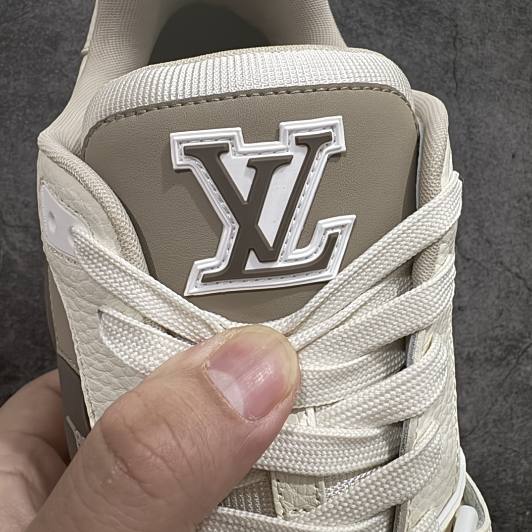 图片[8]-【佛山顶级超A版】Louis Vuitton LV Trainer系列 米灰色n本地仓库现货 当天可取n私人订单 专柜混卖零售专供n所有配色均为购买原版复刻n整体版型 皮料 市场独一无二后跟版型都可以自行对比[机智]吊打市场所有货n怒甩十条街，欢迎拿市场各大工厂的货来对比！n鞋舌烫金超正 压印程度秒杀市面90%以上的高端货n新配色陆续开发出货  尺码：39-45   编码：T1550580-鞋库