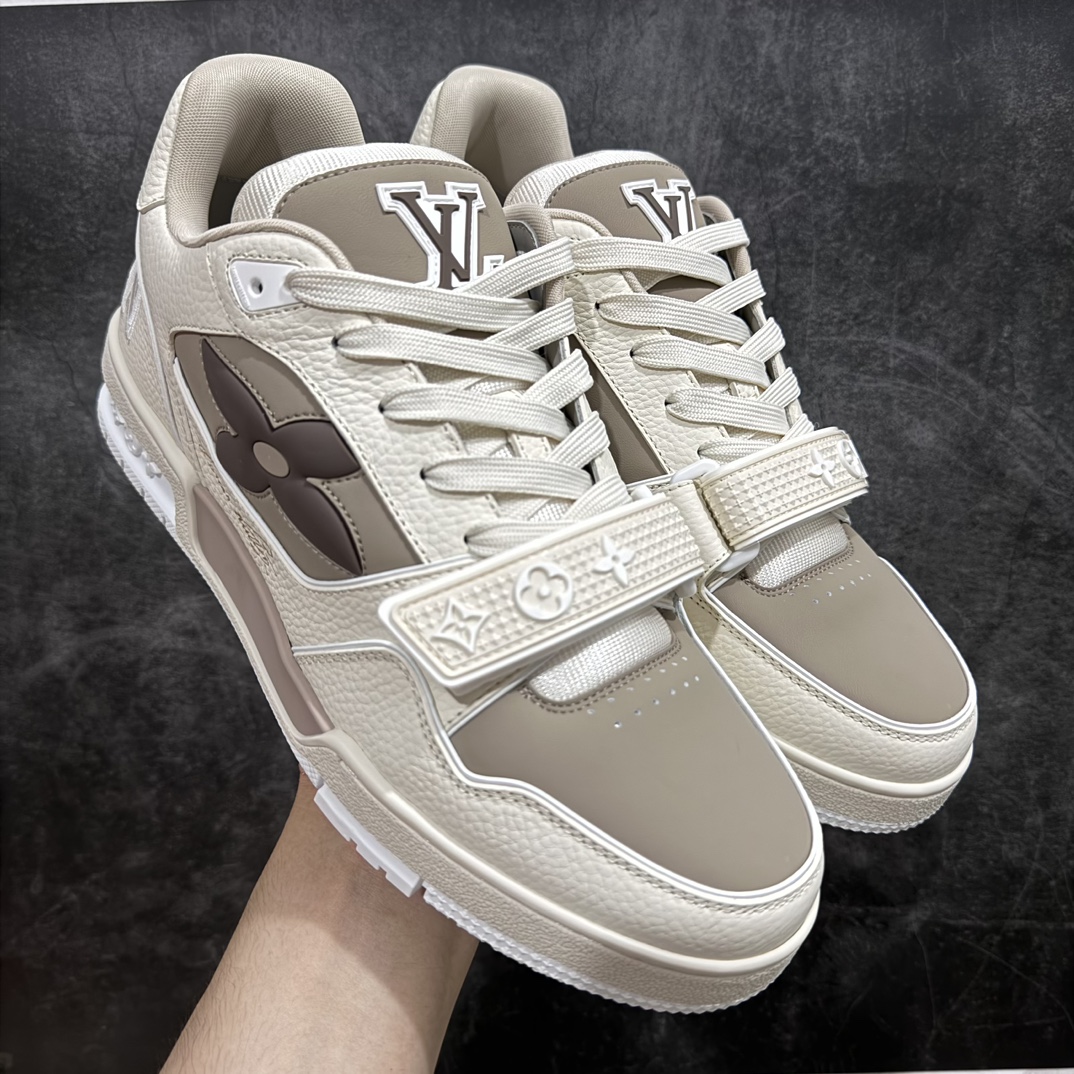 【佛山顶级超A版】Louis Vuitton LV Trainer系列 米灰色n本地仓库现货 当天可取n私人订单 专柜混卖零售专供n所有配色均为购买原版复刻n整体版型 皮料 市场独一无二后跟版型都可以自行对比[机智]吊打市场所有货n怒甩十条街，欢迎拿市场各大工厂的货来对比！n鞋舌烫金超正 压印程度秒杀市面90%以上的高端货n新配色陆续开发出货  尺码：39-45   编码：T1550580-鞋库