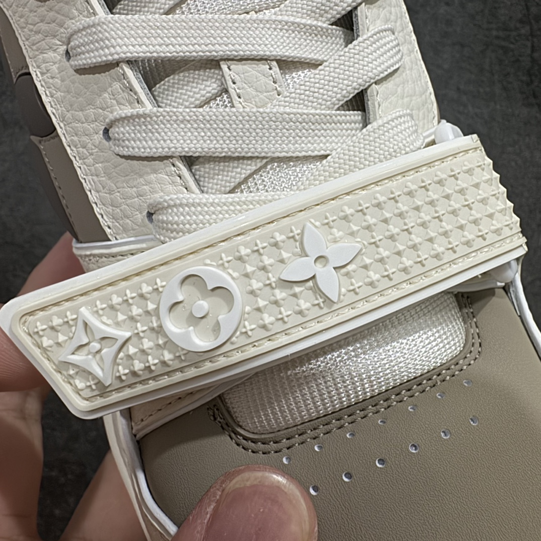 图片[7]-【佛山顶级超A版】Louis Vuitton LV Trainer系列 米灰色n本地仓库现货 当天可取n私人订单 专柜混卖零售专供n所有配色均为购买原版复刻n整体版型 皮料 市场独一无二后跟版型都可以自行对比[机智]吊打市场所有货n怒甩十条街，欢迎拿市场各大工厂的货来对比！n鞋舌烫金超正 压印程度秒杀市面90%以上的高端货n新配色陆续开发出货  尺码：39-45   编码：T1550580-鞋库