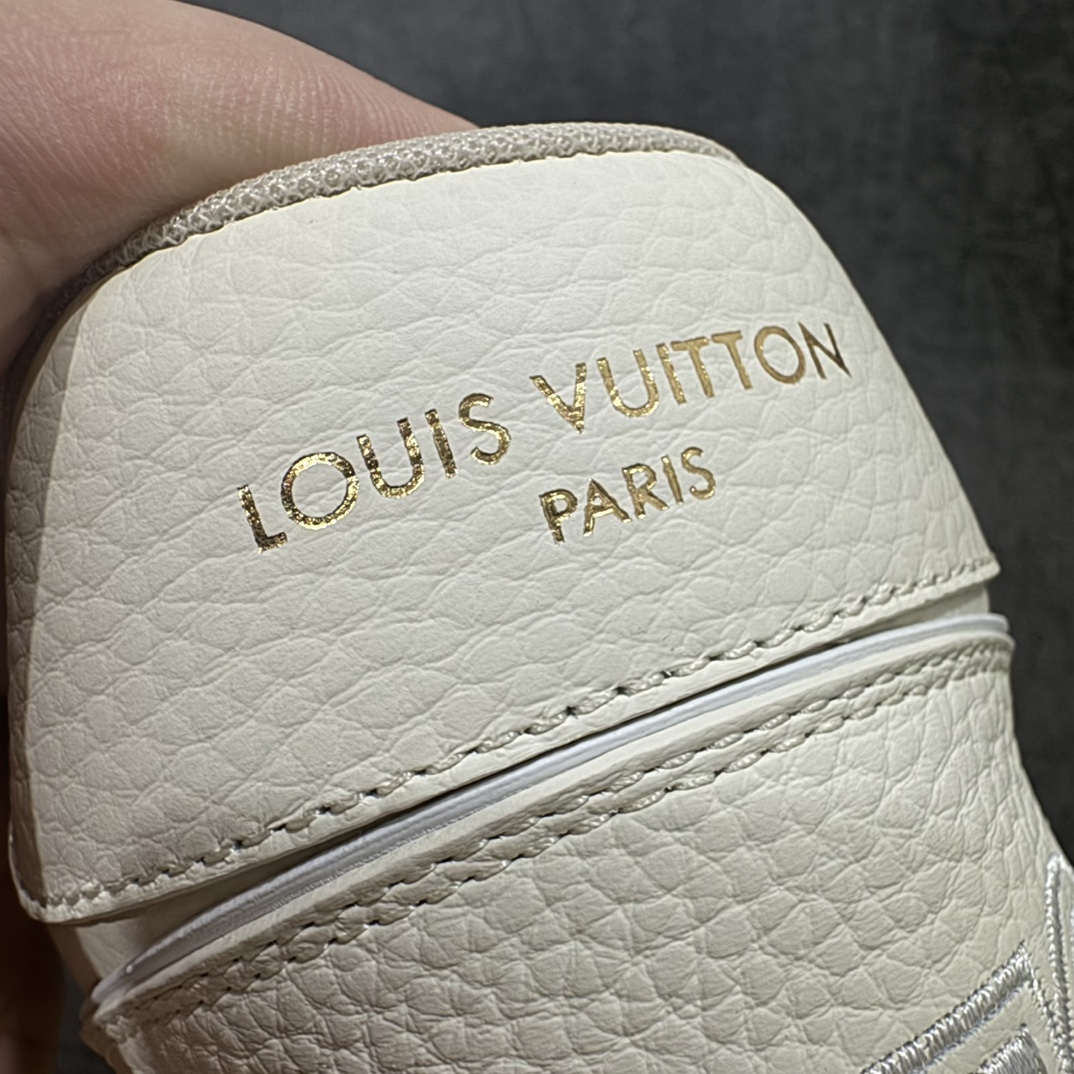 图片[2]-【佛山顶级超A版】Louis Vuitton LV Trainer系列 米灰色n本地仓库现货 当天可取n私人订单 专柜混卖零售专供n所有配色均为购买原版复刻n整体版型 皮料 市场独一无二后跟版型都可以自行对比[机智]吊打市场所有货n怒甩十条街，欢迎拿市场各大工厂的货来对比！n鞋舌烫金超正 压印程度秒杀市面90%以上的高端货n新配色陆续开发出货  尺码：39-45   编码：T1550580-鞋库