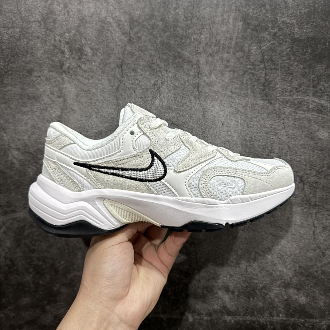 【公司级】耐克Nike  AL8\”Sail Light Bone\”系列低帮复古百搭厚底老爹风休闲运动慢跑鞋“米白”FJ3734-102nn男女鞋真标半码制n原楦开发版型 采用环保绒面革与网织布鞋面材质n中底嵌入高密MD缓震物料 外置橡胶防滑底片❗️n又一款经典耐穿的老爹鞋来啦！nNike  AL8 运动鞋气垫缓震老爹鞋舒适有型，让你尽享畅动时光。该鞋款采用匠心设计，尽显流畅律动，为不同造型增添盎然意趣。舒适鞋底搭载 Air Max 技术，结合自然美学，缔造脚踏实地的出众体验。 尺码：36 36.5 37.5 38 38.5 39 40 40.5 41 42 42.5 43 44 44.5 45 编码：CC240260-鞋库