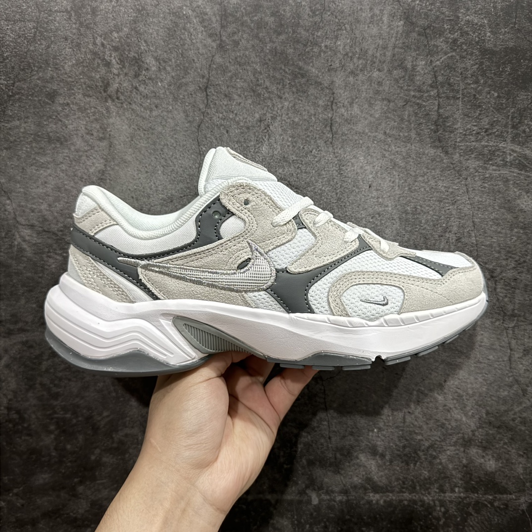 【公司级】耐克Nike  AL8\”Sail Light Bone\”系列低帮复古百搭厚底老爹风休闲运动慢跑鞋“灰白”FJ3794-101nn男女鞋真标半码制n原楦开发版型 采用环保绒面革与网织布鞋面材质n中底嵌入高密MD缓震物料 外置橡胶防滑底片❗️n又一款经典耐穿的老爹鞋来啦！nNike  AL8 运动鞋气垫缓震老爹鞋舒适有型，让你尽享畅动时光。该鞋款采用匠心设计，尽显流畅律动，为不同造型增添盎然意趣。舒适鞋底搭载 Air Max 技术，结合自然美学，缔造脚踏实地的出众体验。 尺码：36 36.5 37.5 38 38.5 39 40 40.5 41 42 42.5 43 44 44.5 45 编码：CC240260-鞋库